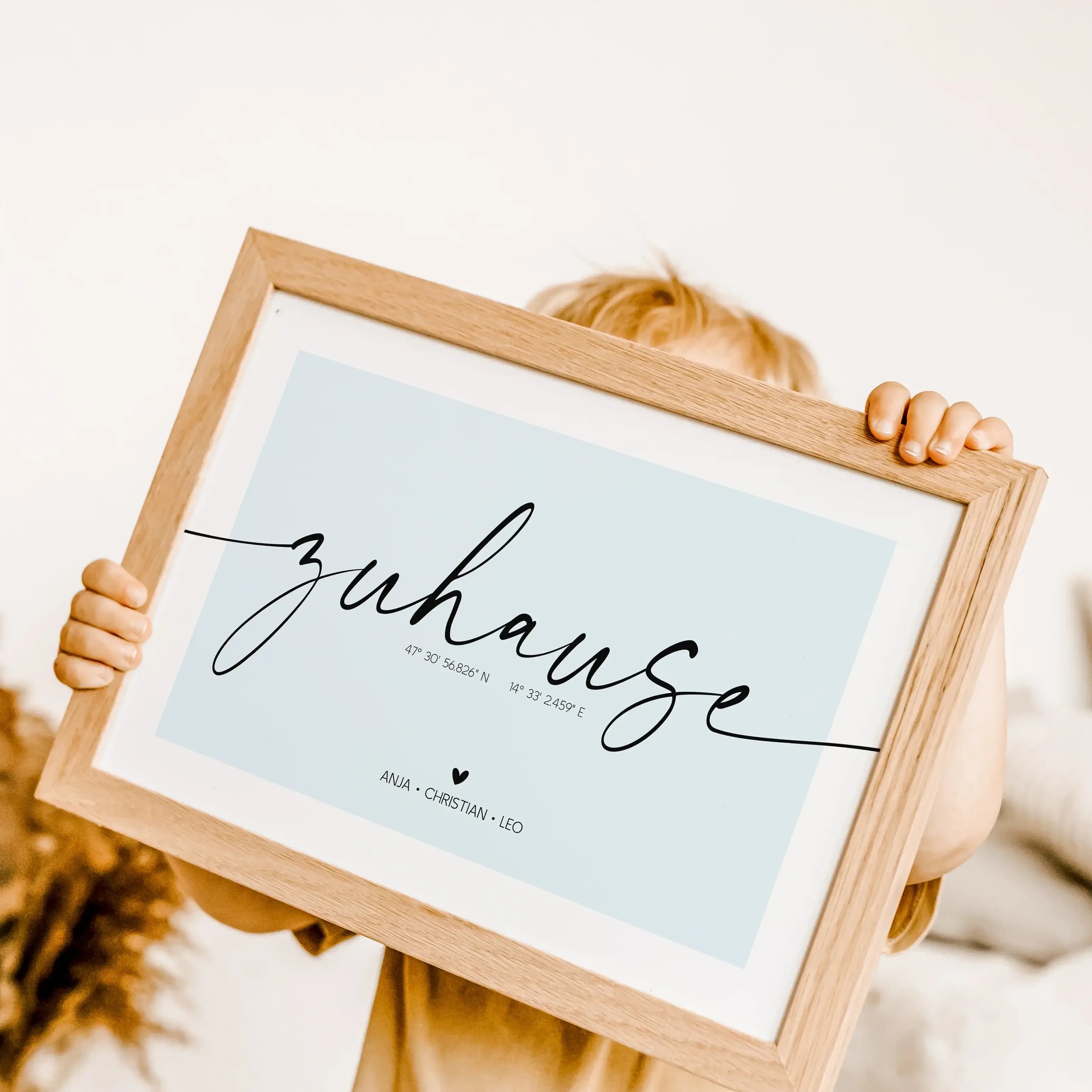 Poster Zuhause No1-famprints-Personalisiertes Poster-Entdecke unser Zuhause Poster, das deinem neuen Lebensabschnitt einen ganz individuellen Rahmen verleiht. Dieses liebevoll gestaltete Bild Zuhause ist mehr als nur ein dekoratives Element; es wird zum e