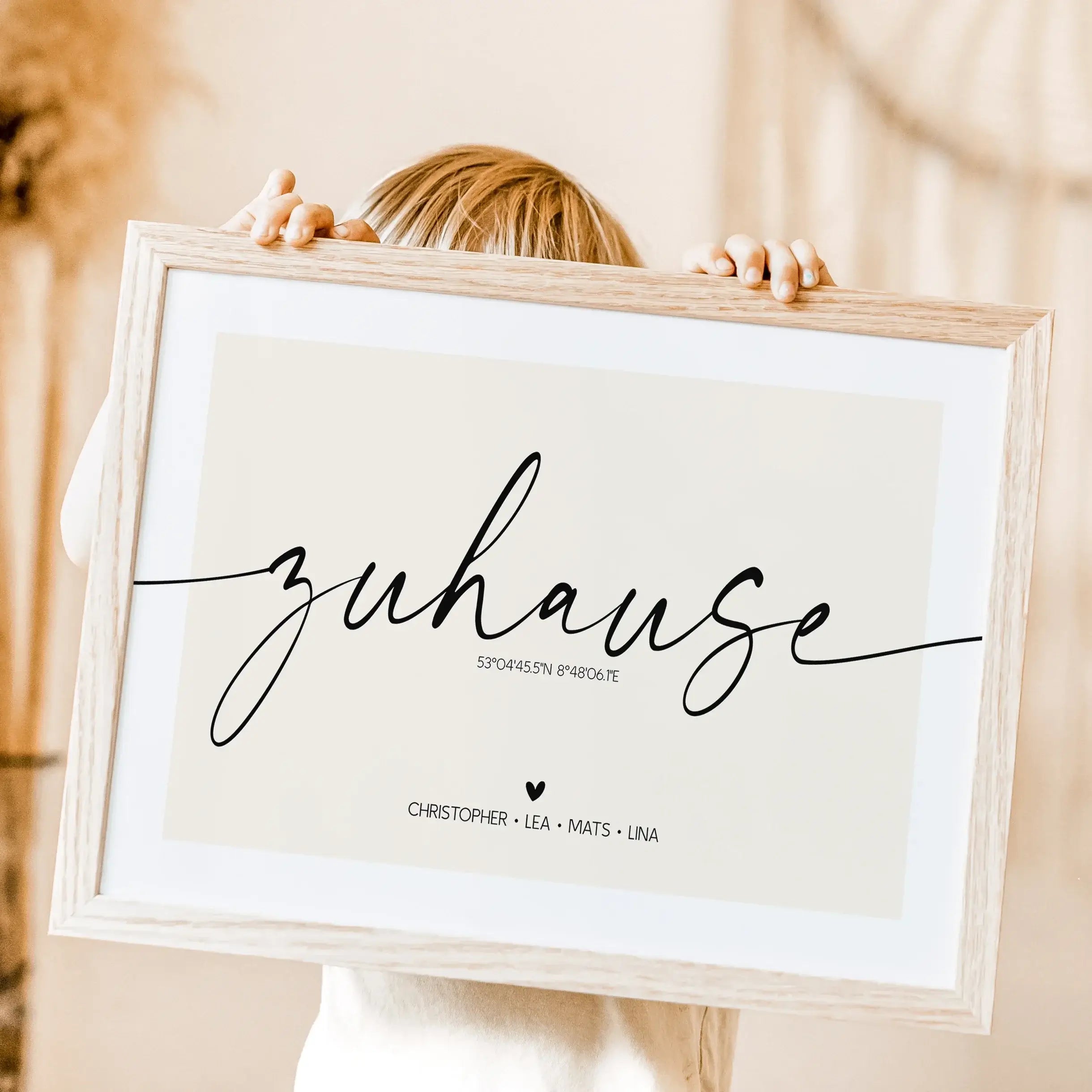 Poster Zuhause No1-famprints-Personalisiertes Poster-Entdecke unser Zuhause Poster, das deinem neuen Lebensabschnitt einen ganz individuellen Rahmen verleiht. Dieses liebevoll gestaltete Bild Zuhause ist mehr als nur ein dekoratives Element; es wird zum e