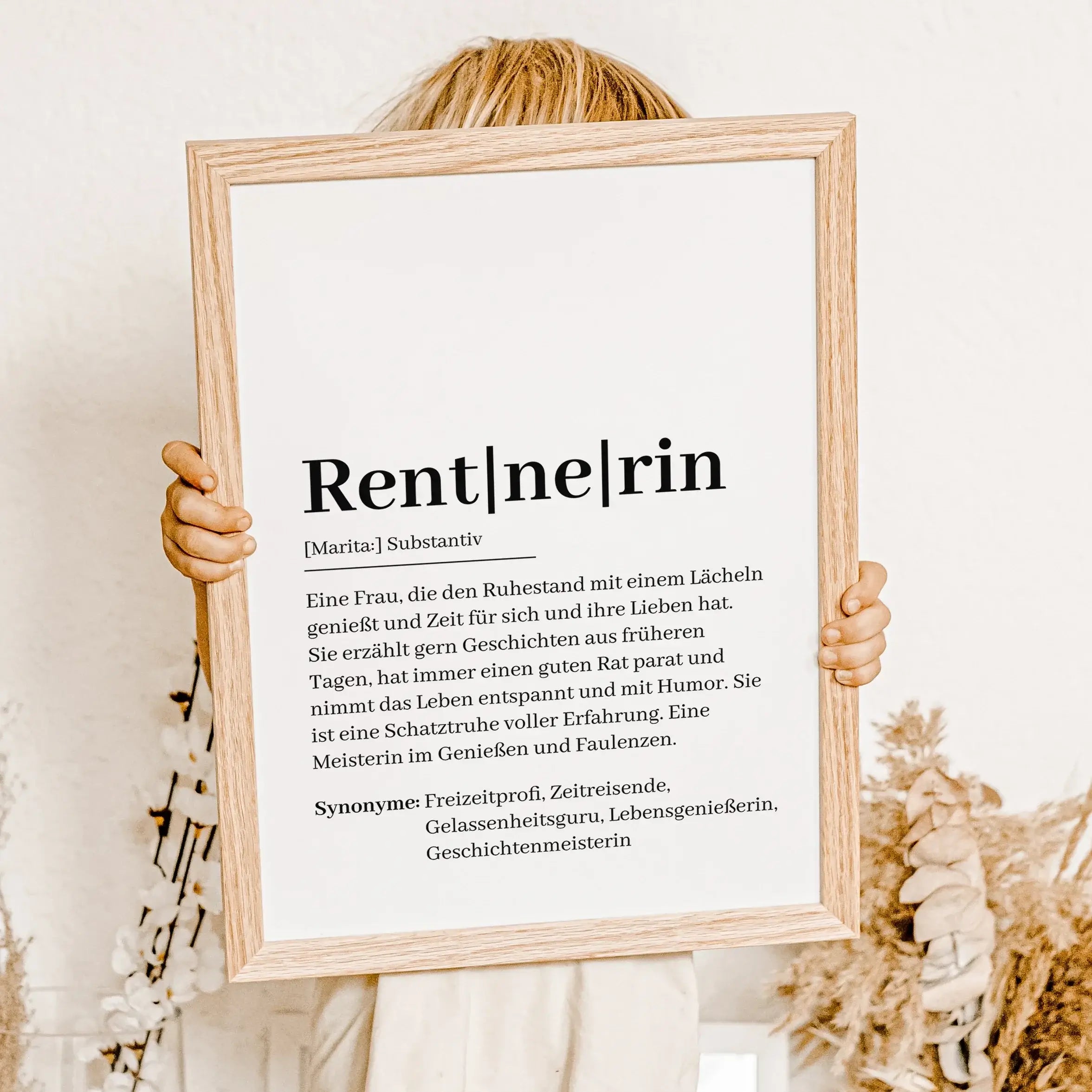 Rentnerin Definition Poster-Personalisiertes Poster-famprints-Suchst du ein besonderes Geschenk zum Rentenbeginn? Unser Rentnerin Definition Poster ist die perfekte Wahl! Dieses liebevoll gestaltete Poster zeigt auf humorvolle und herzliche Weise, wie ein