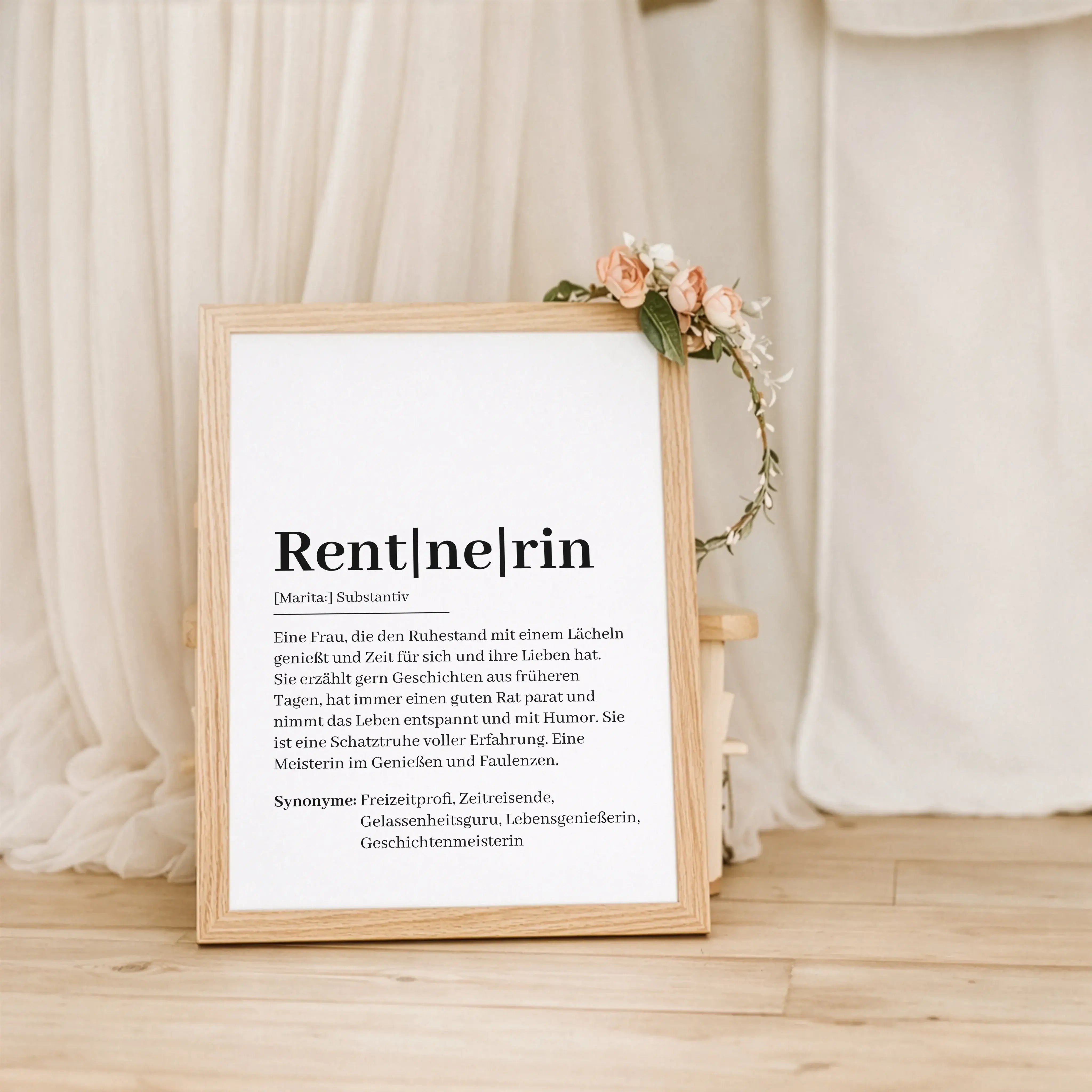 Rentnerin Definition Poster-Personalisiertes Poster-famprints-Das Rentnerin Definition Poster von famprints ist ein liebevolles Geschenk für Frauen, die ihren neuen Lebensabschnitt mit Gelassenheit, Humor und Zeit für sich genießen. Das Design greift die