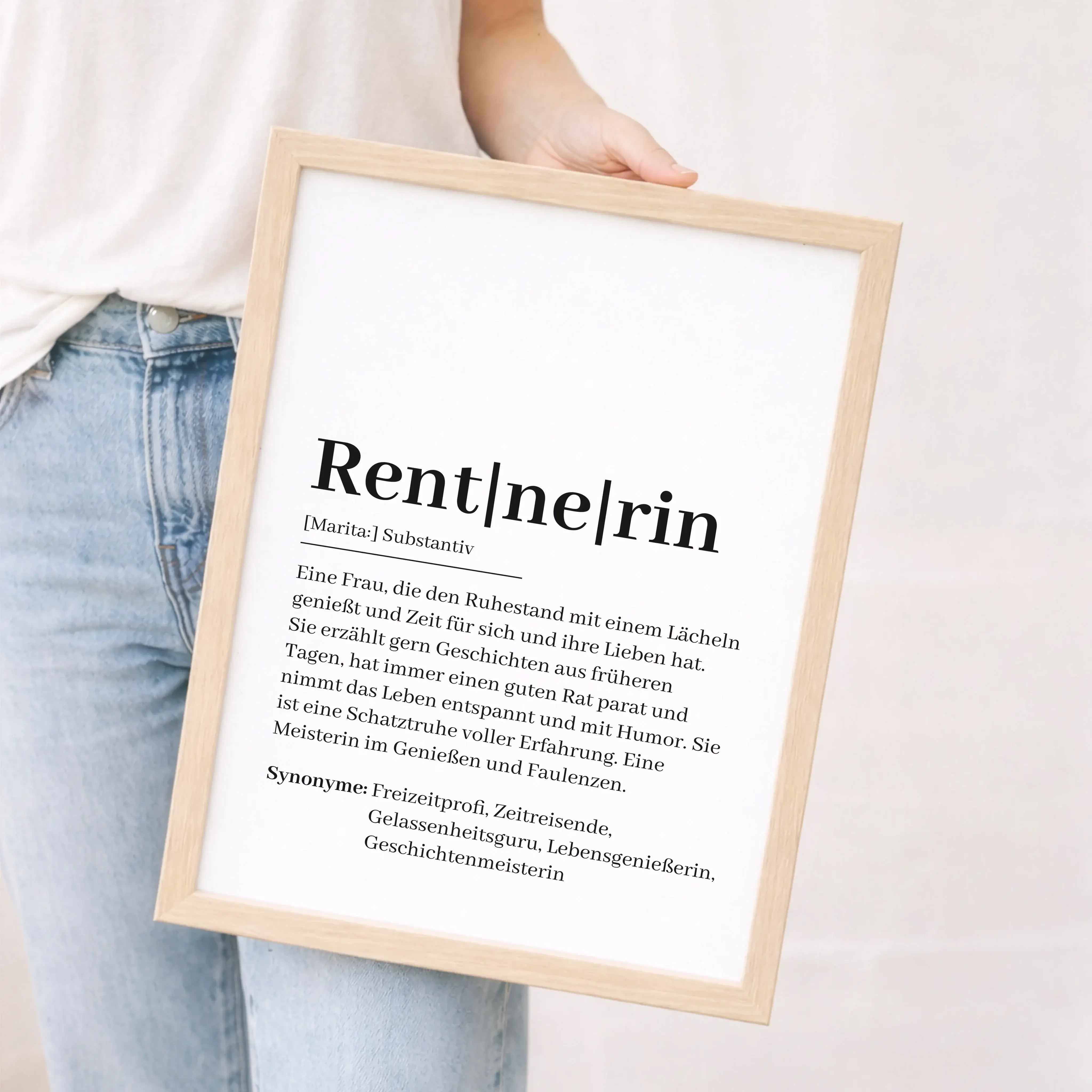 Rentnerin Definition Poster-Personalisiertes Poster-famprints-Das Rentnerin Definition Poster von famprints ist ein liebevolles Geschenk für Frauen, die ihren neuen Lebensabschnitt mit Gelassenheit, Humor und Zeit für sich genießen. Das Design greift die