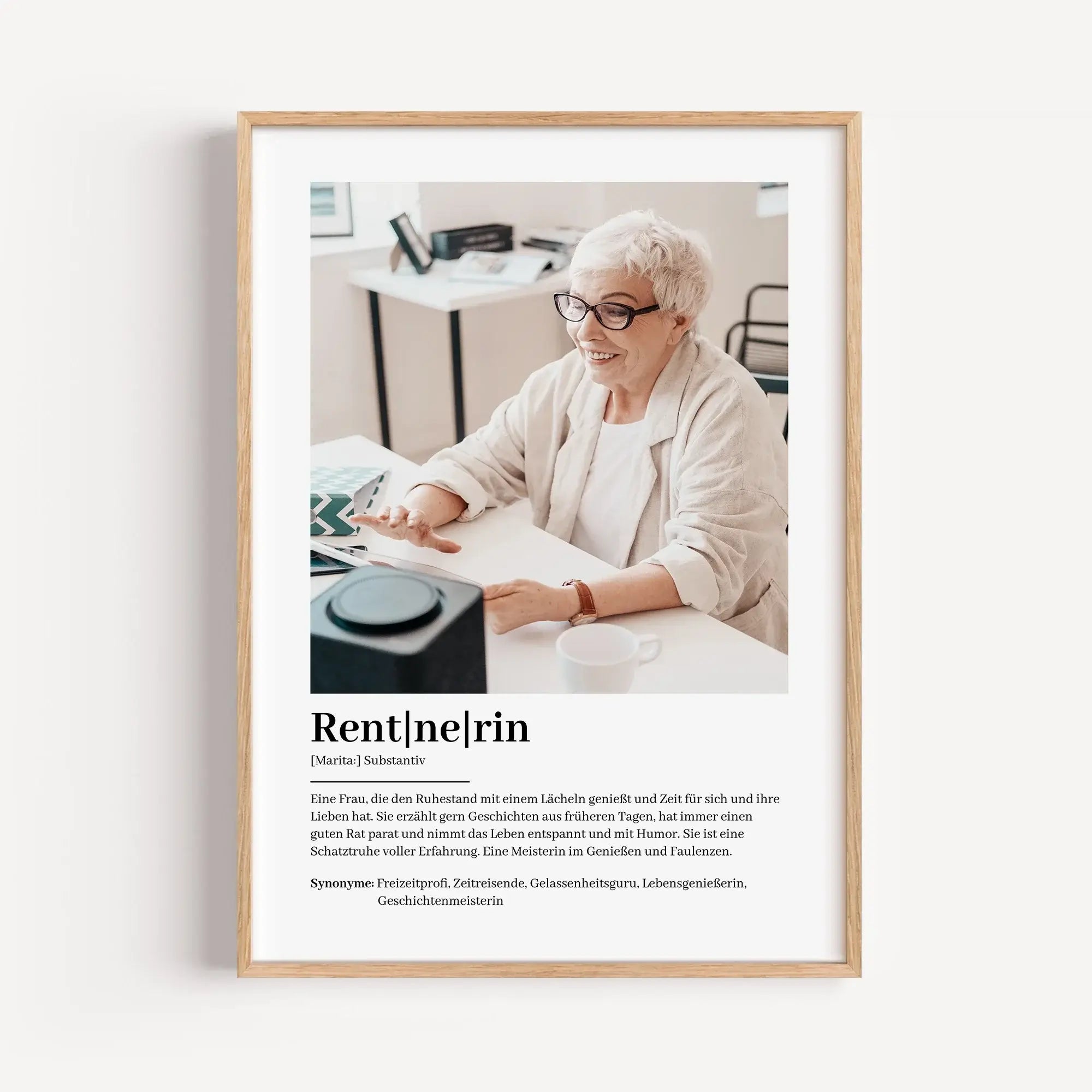 Rentnerin Definition Poster mit Foto-Personalisiertes Poster-famprints-Suchst du nach einem besonderen Geschenk zum Rentenbeginn? Unser Rentnerin Definition Poster mit Foto ist die perfekte Wahl! Dieses liebevoll gestaltete Poster zeigt auf humorvolle und