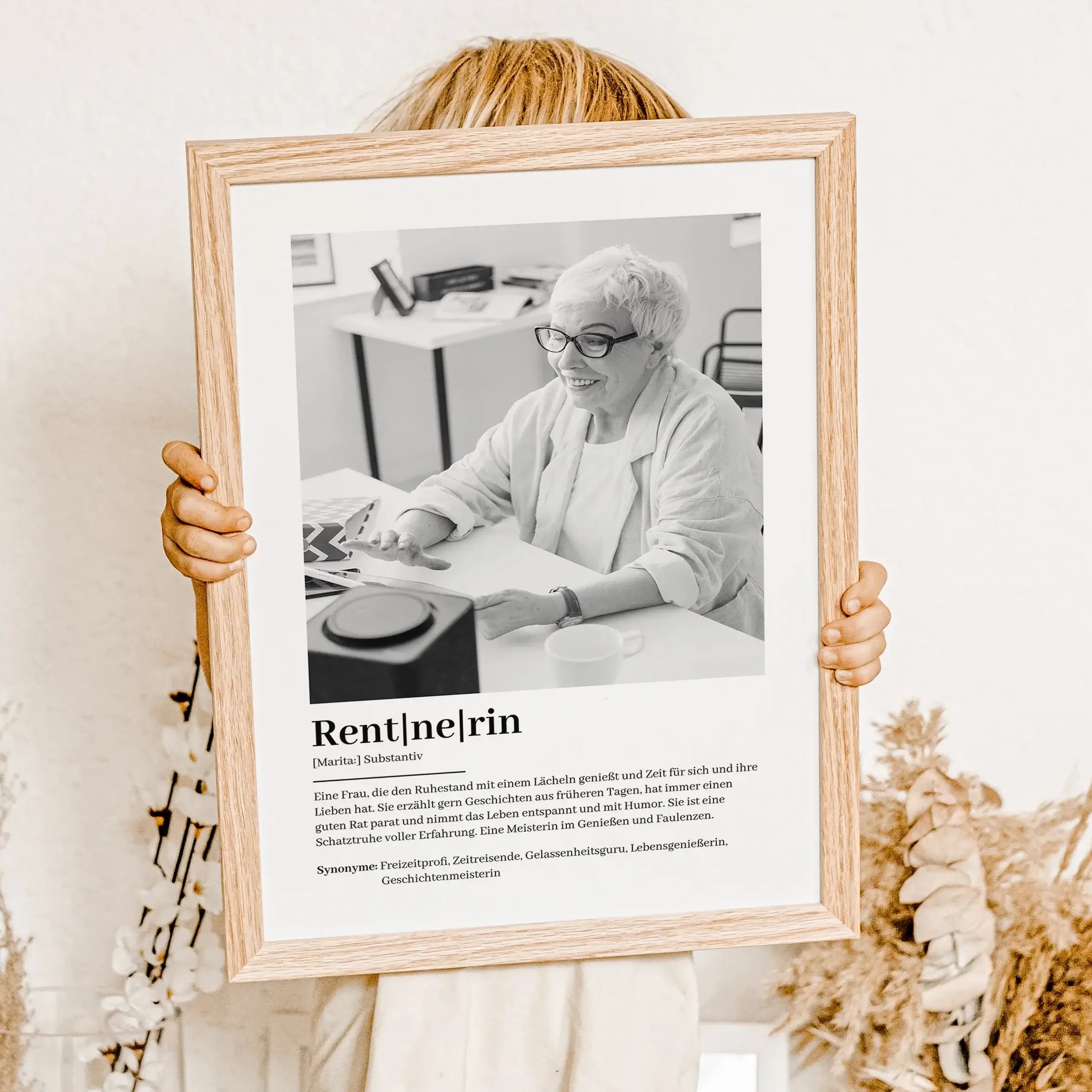 Rentnerin Definition Poster mit Foto-Personalisiertes Poster-famprints-Suchst du nach einem besonderen Geschenk zum Rentenbeginn? Unser Rentnerin Definition Poster mit Foto ist die perfekte Wahl! Dieses liebevoll gestaltete Poster zeigt auf humorvolle und