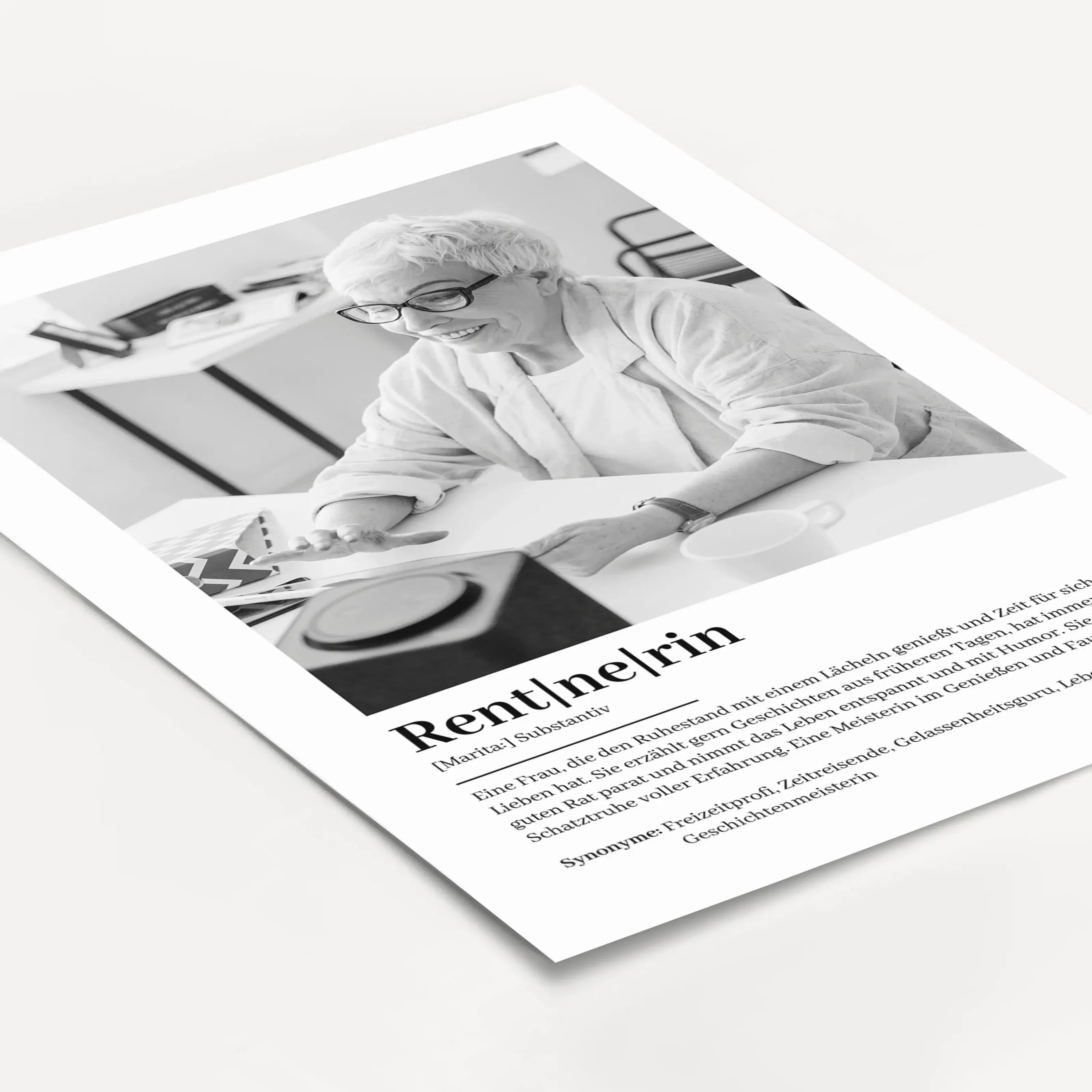 Rentnerin Definition Poster mit Foto-Personalisiertes Poster-famprints-Das Rentnerin Definition Poster mit Foto ist eine liebevolle Art, den neuen Lebensabschnitt zu feiern und eine ganz persönliche Geschichte sichtbar zu machen. Dieses personalisierte Po