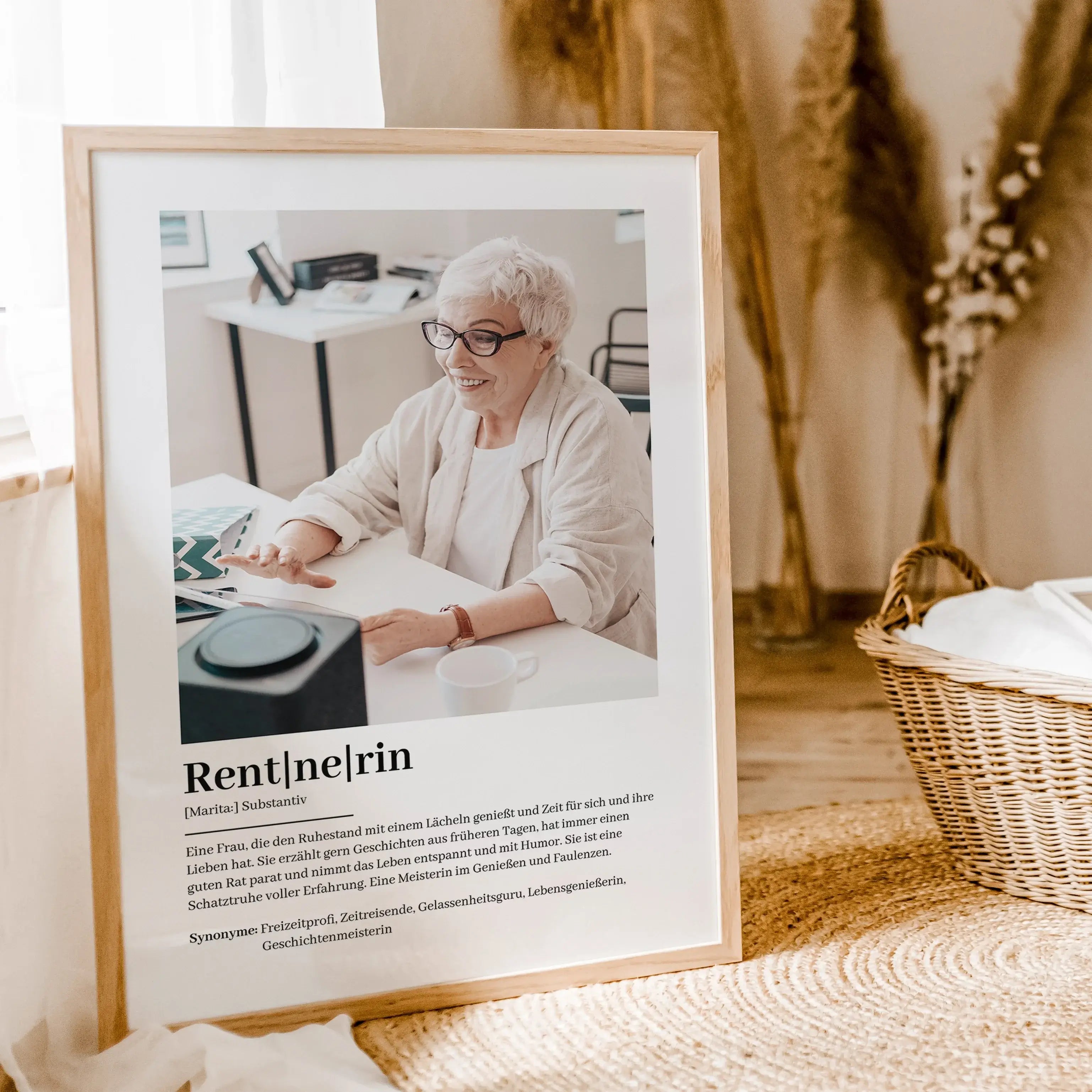 Rentnerin Definition Poster mit Foto-Personalisiertes Poster-famprints-Suchst du nach einem besonderen Geschenk zum Rentenbeginn? Unser Rentnerin Definition Poster mit Foto ist die perfekte Wahl! Dieses liebevoll gestaltete Poster zeigt auf humorvolle und