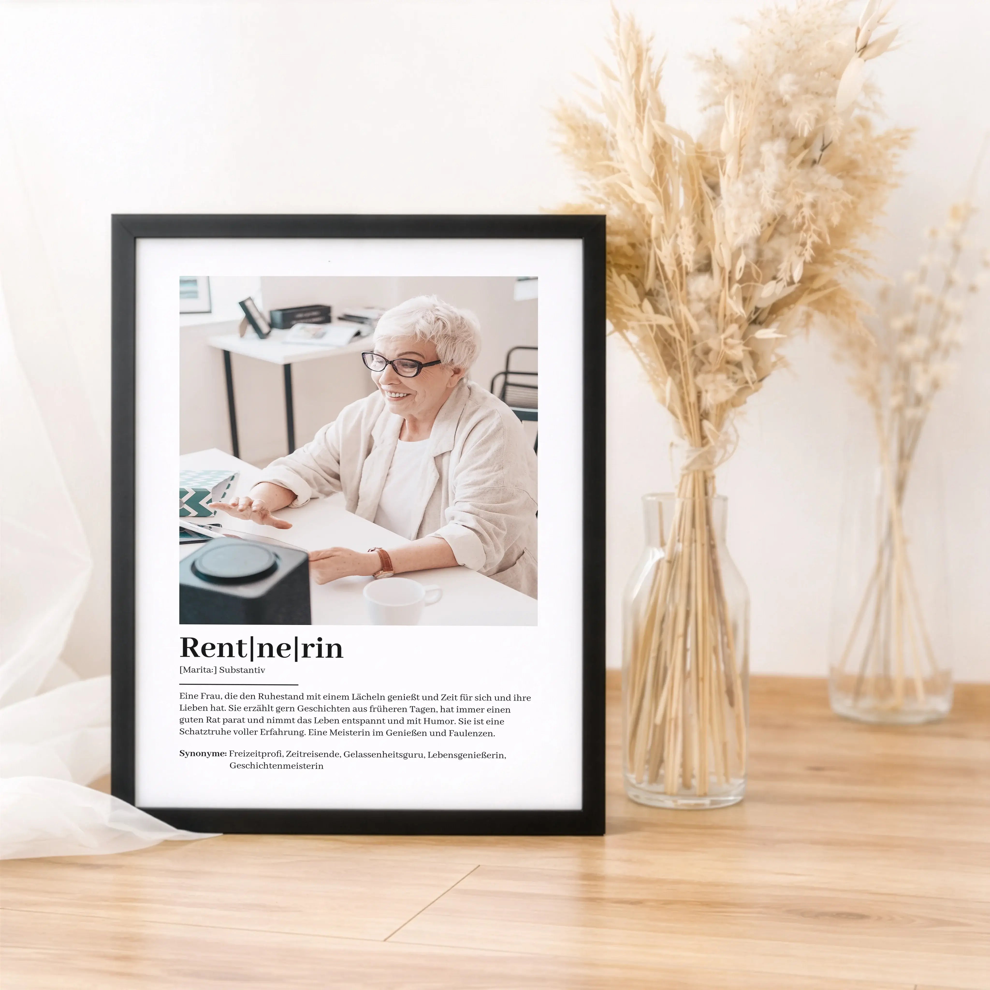 Rentnerin Definition Poster mit Foto-Personalisiertes Poster-famprints-Das Rentnerin Definition Poster mit Foto ist eine liebevolle Art, den neuen Lebensabschnitt zu feiern und eine ganz persönliche Geschichte sichtbar zu machen. Dieses personalisierte Po