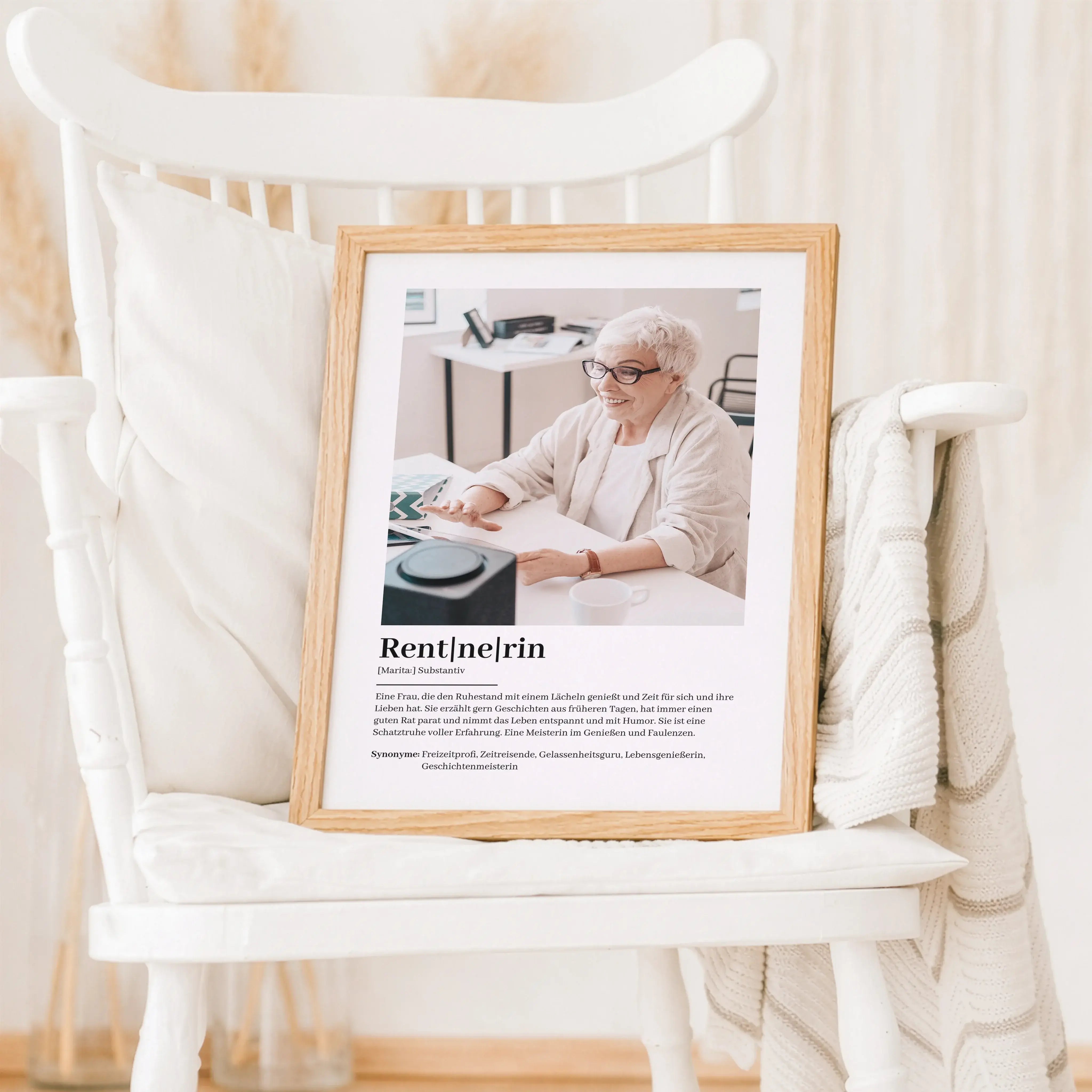 Rentnerin Definition Poster mit Foto-Personalisiertes Poster-famprints-Das Rentnerin Definition Poster mit Foto ist eine liebevolle Art, den neuen Lebensabschnitt zu feiern und eine ganz persönliche Geschichte sichtbar zu machen. Dieses personalisierte Po