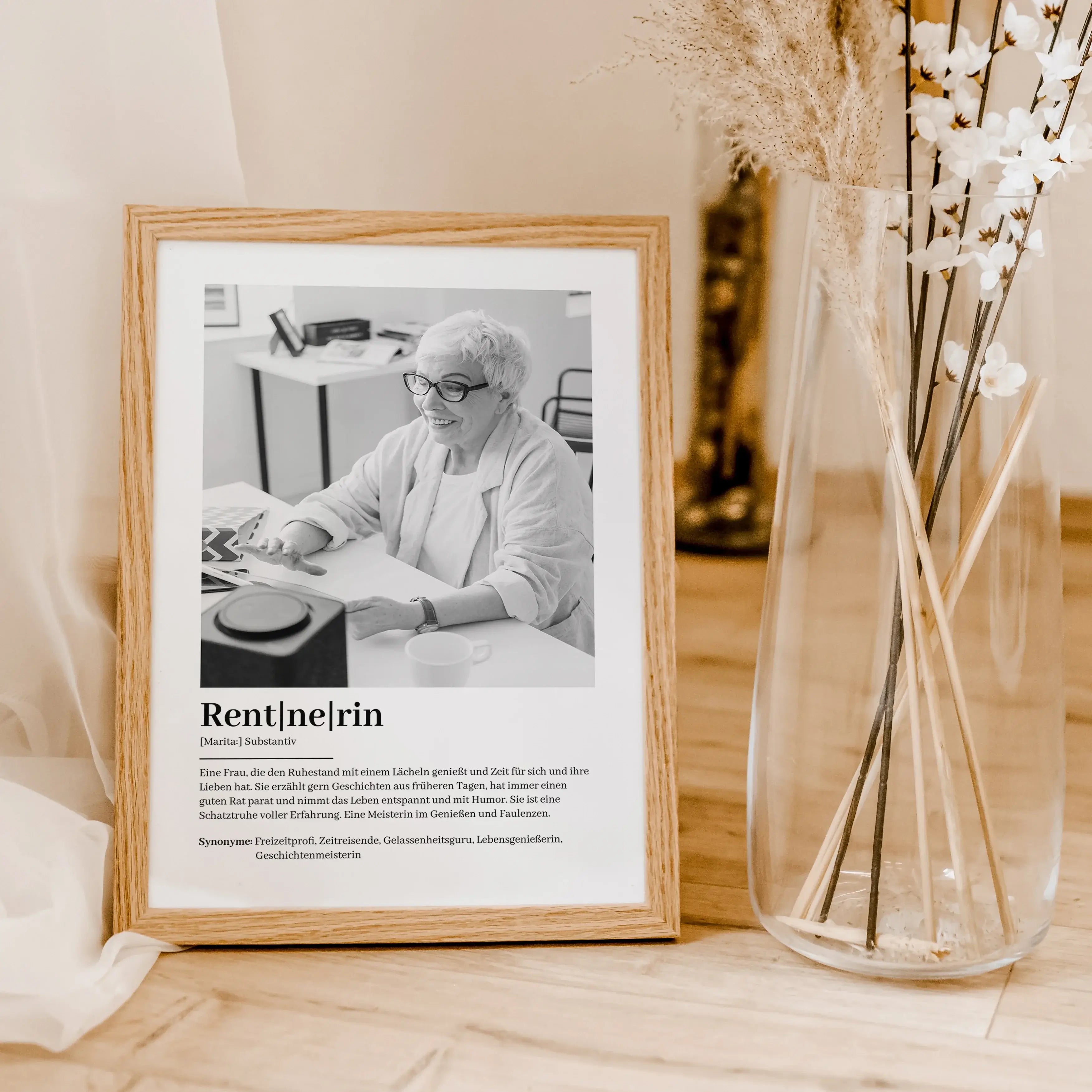 Rentnerin Definition Poster mit Foto-Personalisiertes Poster-famprints-Suchst du nach einem besonderen Geschenk zum Rentenbeginn? Unser Rentnerin Definition Poster mit Foto ist die perfekte Wahl! Dieses liebevoll gestaltete Poster zeigt auf humorvolle und