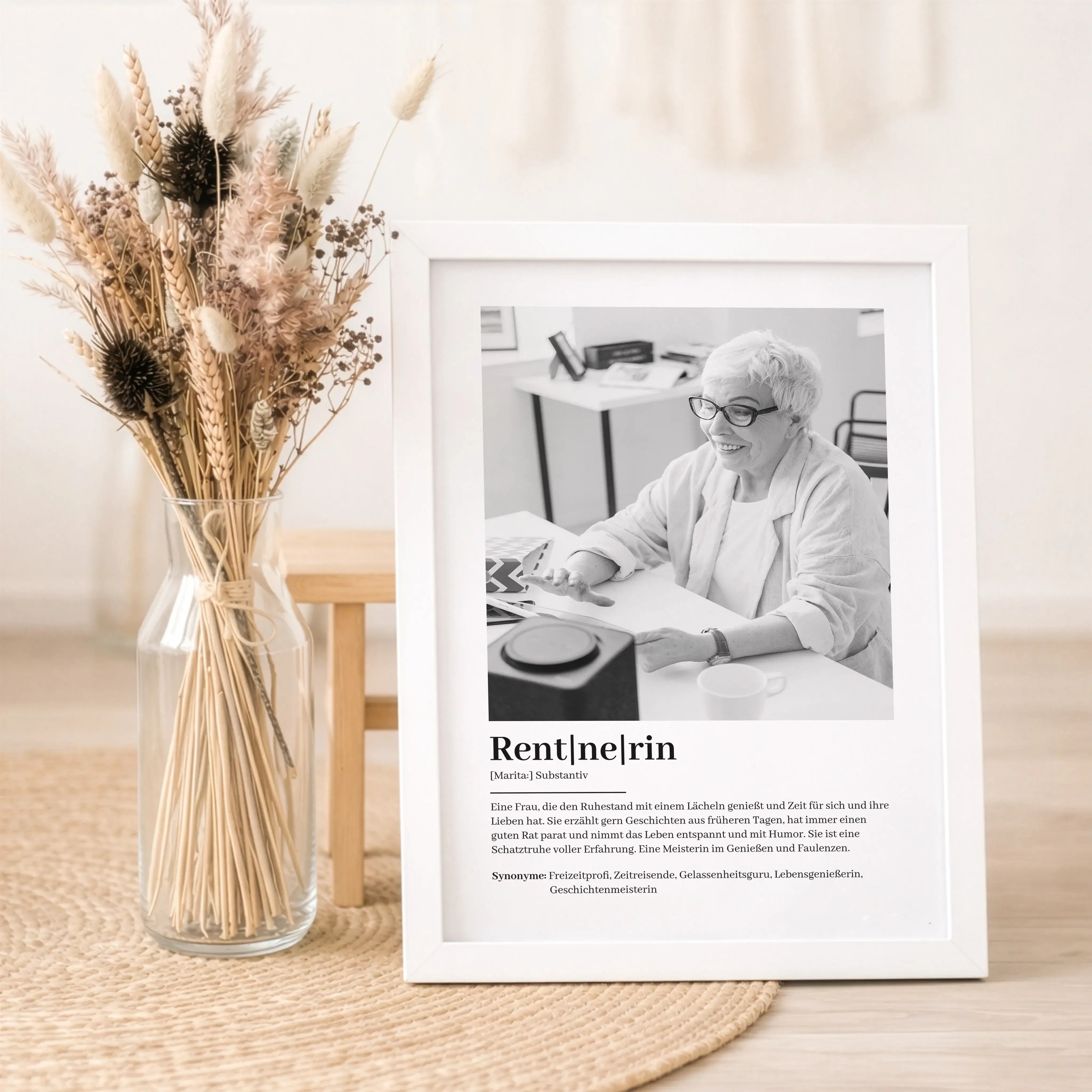 Rentnerin Definition Poster mit Foto-Personalisiertes Poster-famprints-Das Rentnerin Definition Poster mit Foto ist eine liebevolle Art, den neuen Lebensabschnitt zu feiern und eine ganz persönliche Geschichte sichtbar zu machen. Dieses personalisierte Po