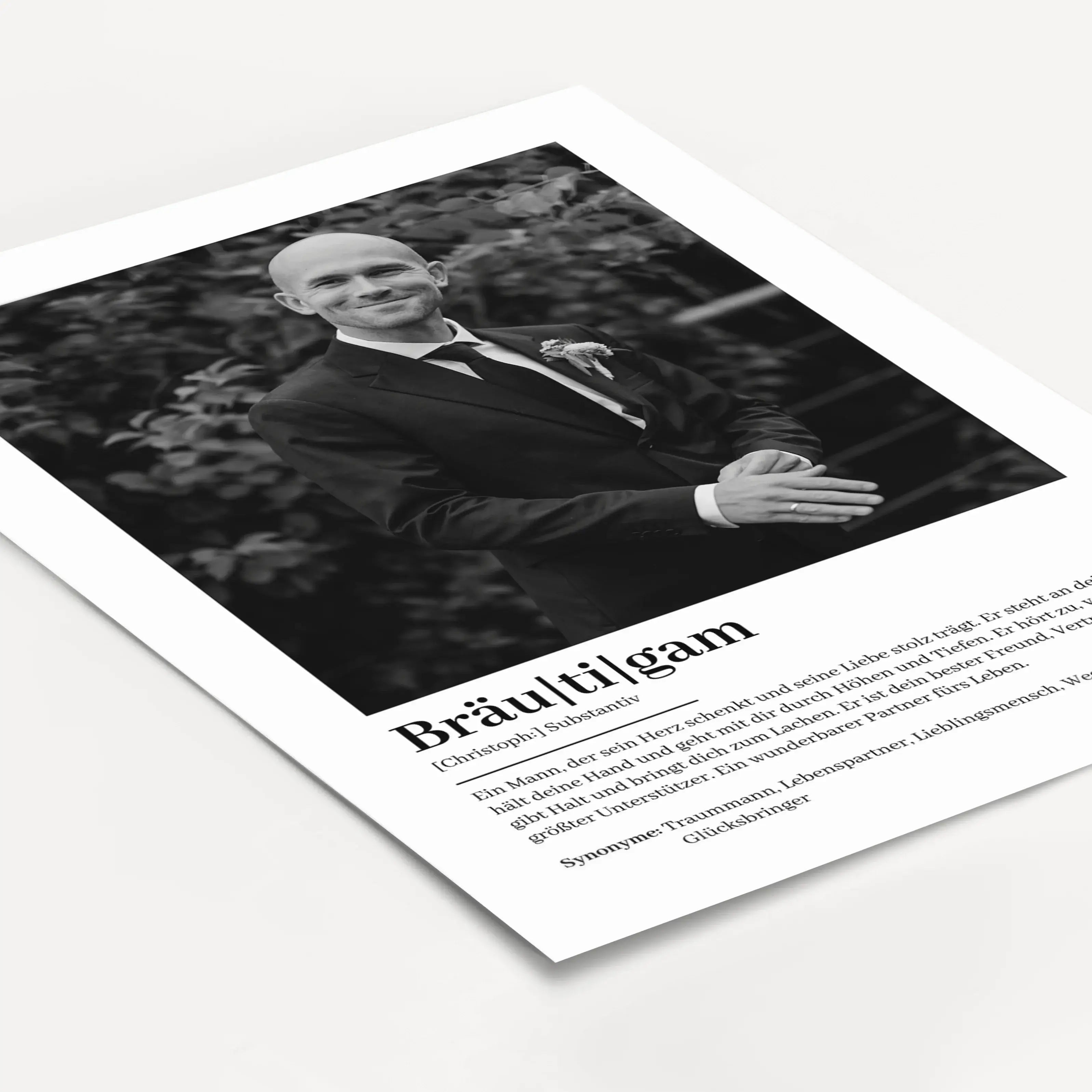 Bräutigam Definition Poster mit Foto-Personalisiertes Poster-famprints-Das Bräutigam Definition Poster mit Foto ist ein persönliches Geschenk, das Emotionen sichtbar macht und Erinnerungen festhält. Du gestaltest ein individuelles Poster mit deinem eigene