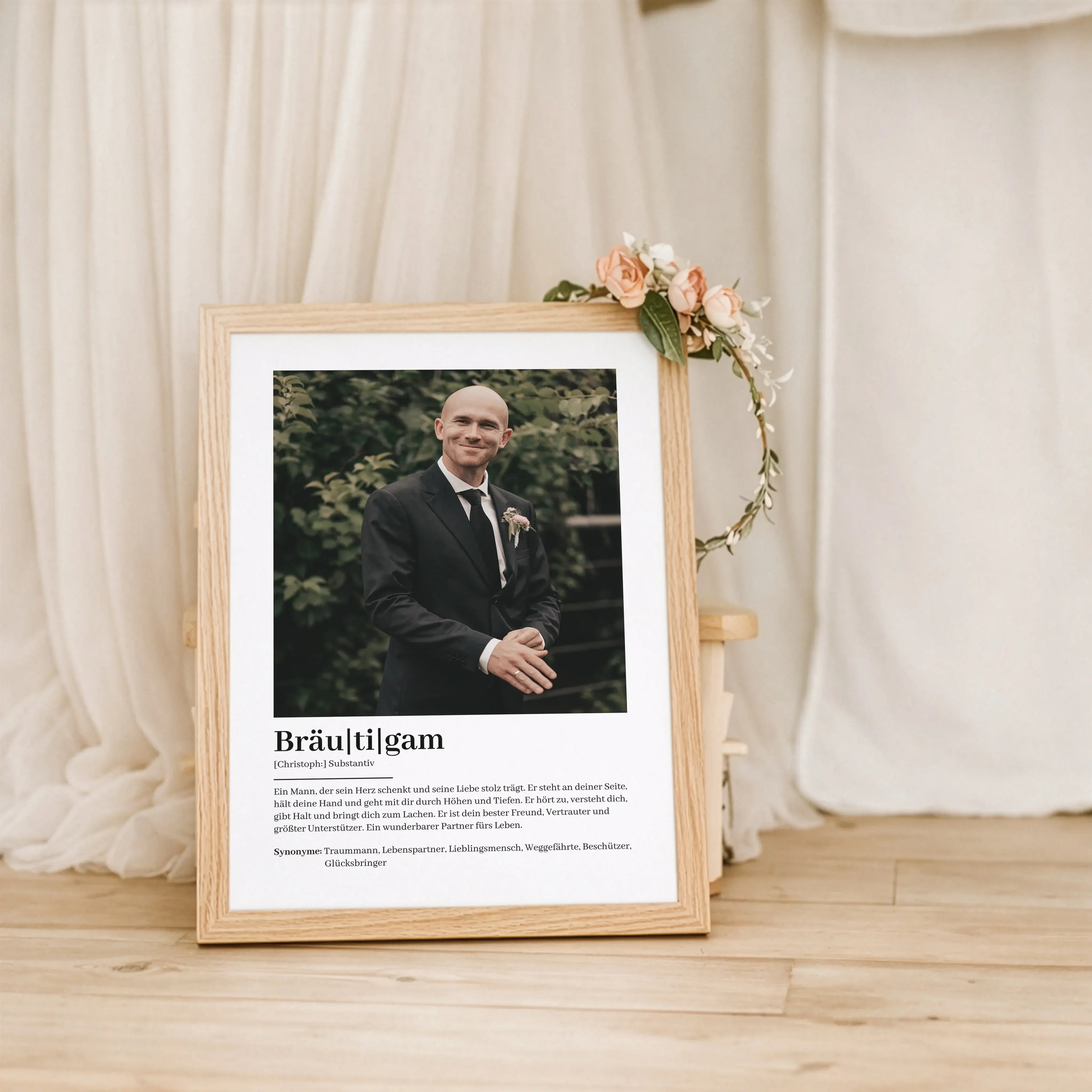 Bräutigam Definition Poster mit Foto-Personalisiertes Poster-famprints-Das Bräutigam Definition Poster mit Foto ist ein persönliches Geschenk, das Emotionen sichtbar macht und Erinnerungen festhält. Du gestaltest ein individuelles Poster mit deinem eigene