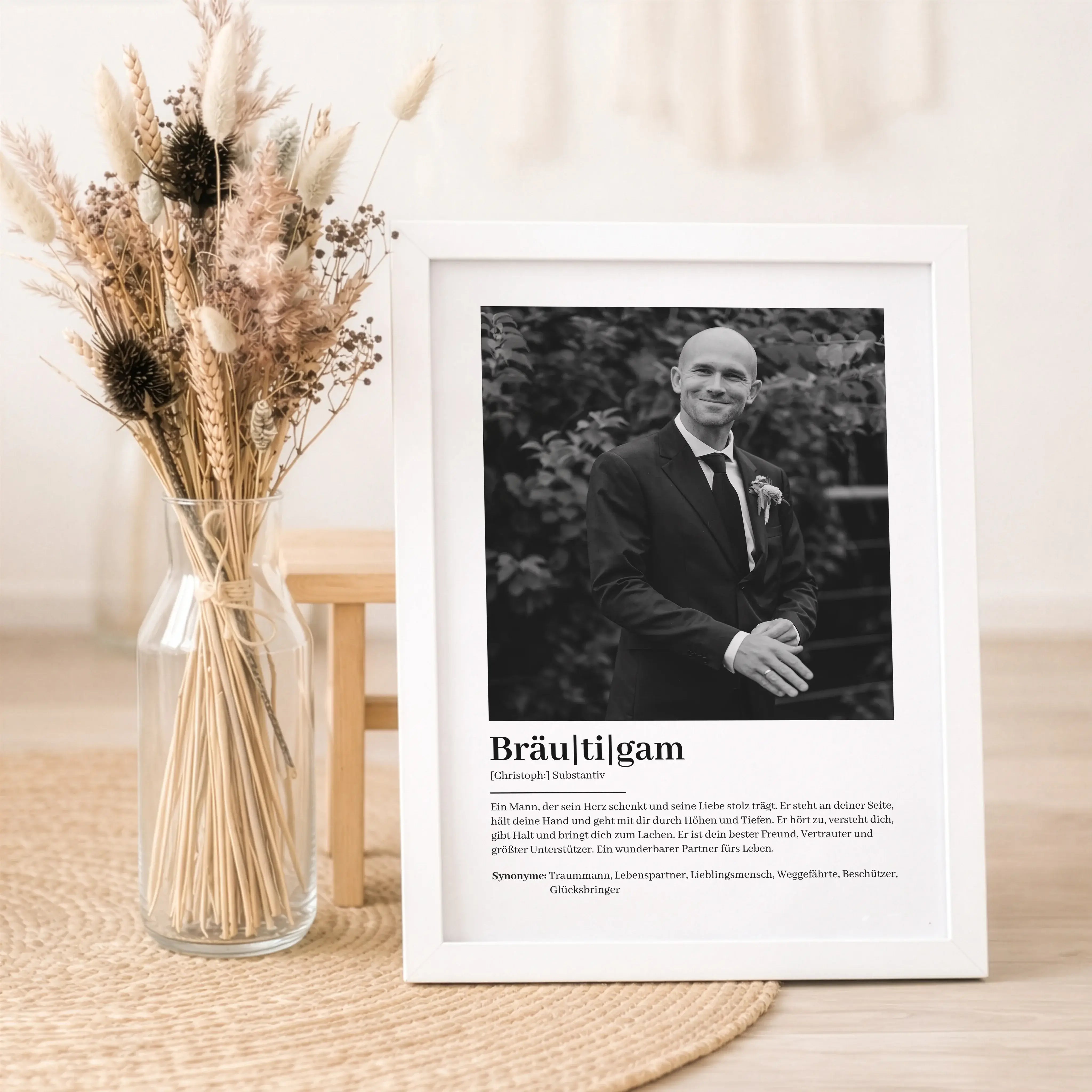 Bräutigam Definition Poster mit Foto-Personalisiertes Poster-famprints-Das Bräutigam Definition Poster mit Foto ist ein persönliches Geschenk, das Emotionen sichtbar macht und Erinnerungen festhält. Du gestaltest ein individuelles Poster mit deinem eigene