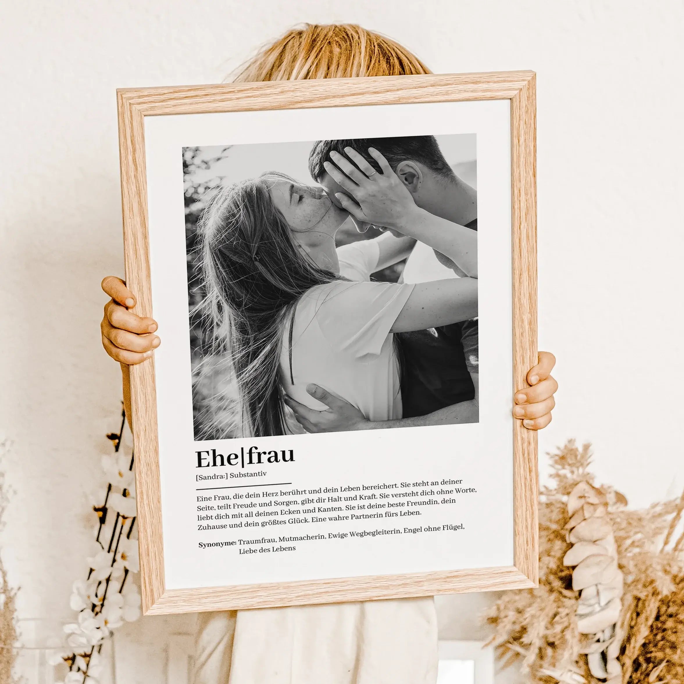 Ehefrau Definition Poster mit Foto-Personalisiertes Poster-famprints-Das Ehefrau Definition Poster mit Foto zeigt auf liebevolle und persönliche Weise, wie einzigartig deine Ehefrau ist. Dieses individuell gestaltbare Poster kannst du mit dem Namen und ei