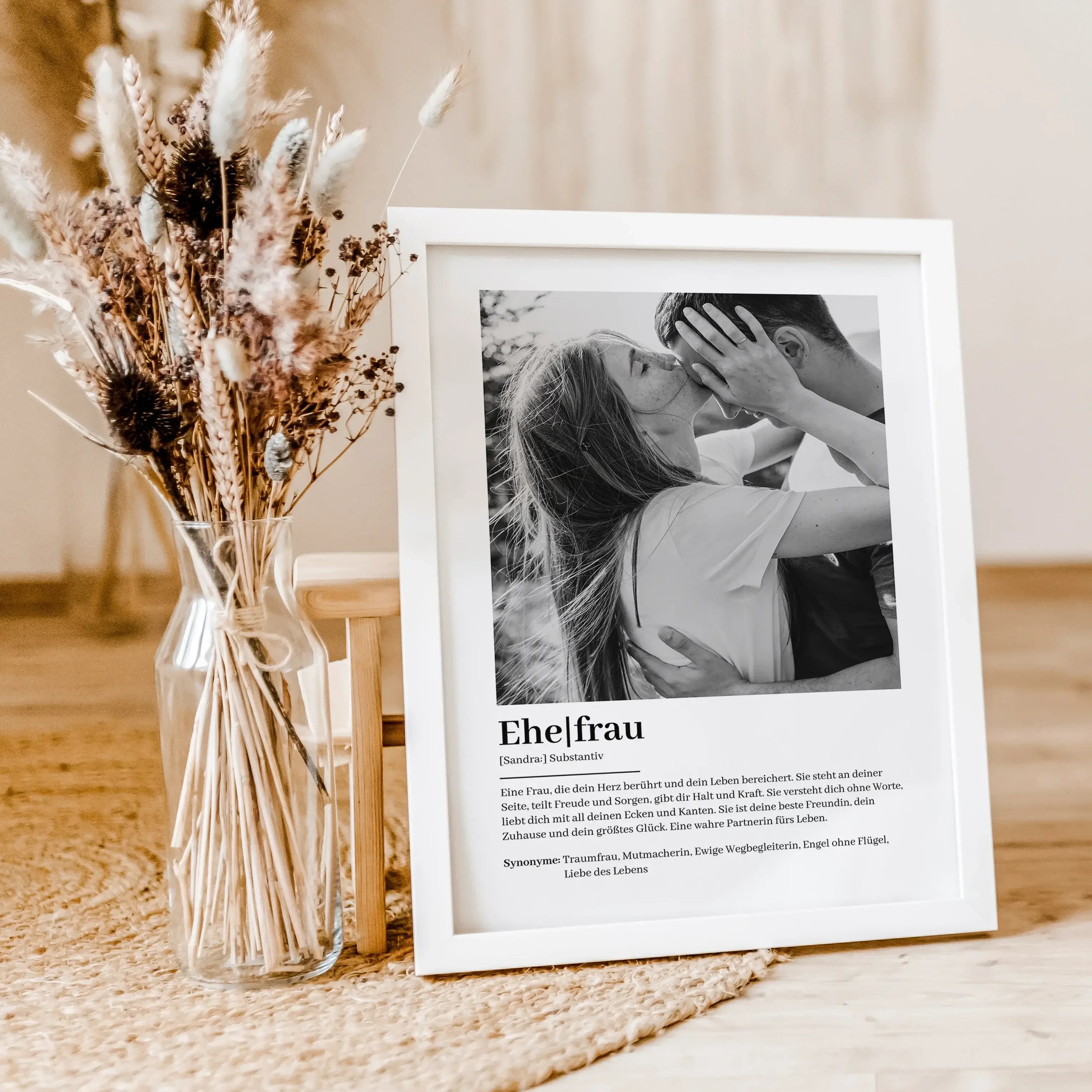 Ehefrau Definition Poster mit Foto-Personalisiertes Poster-famprints-Das Ehefrau Definition Poster mit Foto zeigt auf liebevolle und persönliche Weise, wie einzigartig deine Ehefrau ist. Dieses individuell gestaltbare Poster kannst du mit dem Namen und ei