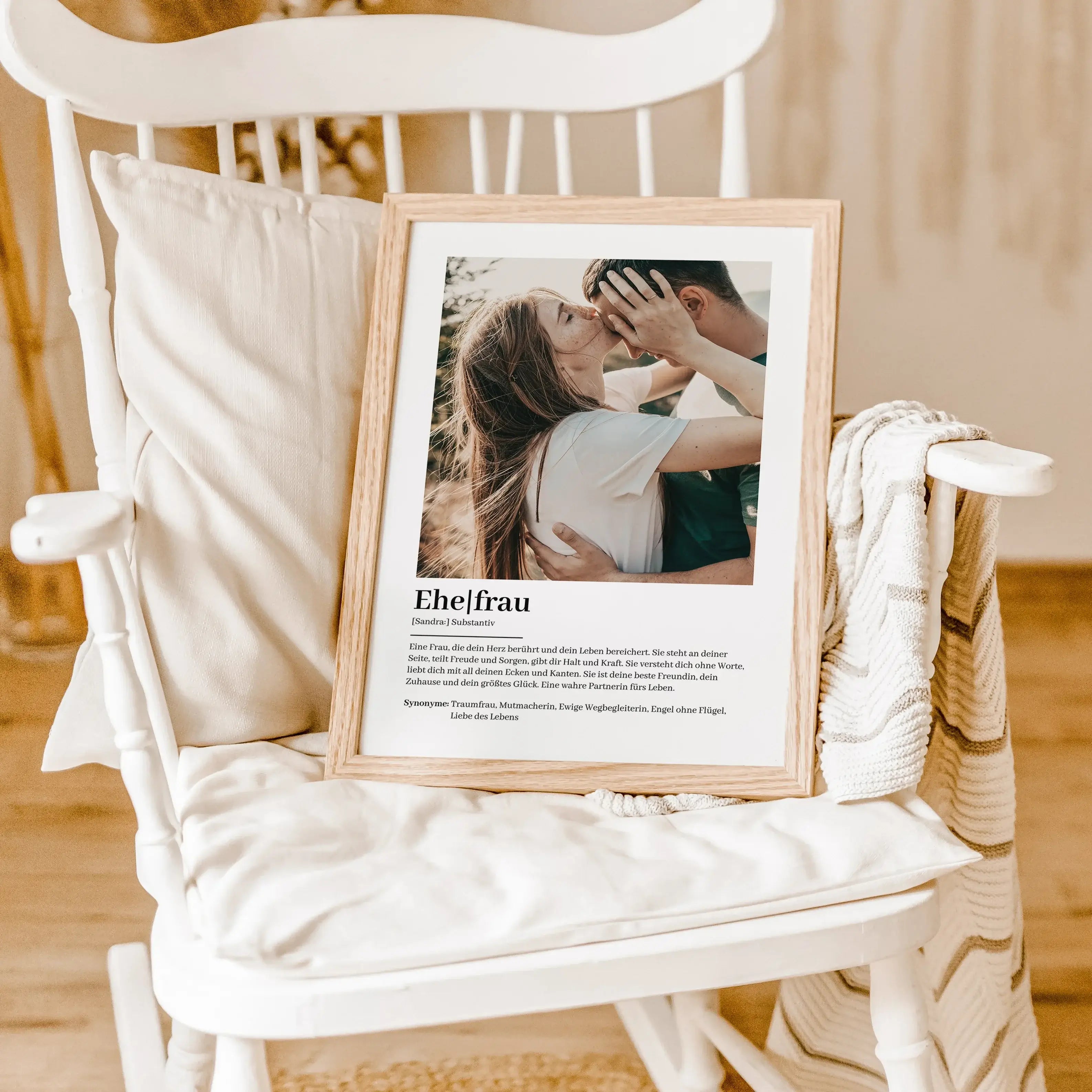 Ehefrau Definition Poster mit Foto-Personalisiertes Poster-famprints-Das Ehefrau Definition Poster mit Foto zeigt auf liebevolle und persönliche Weise, wie einzigartig deine Ehefrau ist. Dieses individuell gestaltbare Poster kannst du mit dem Namen und ei