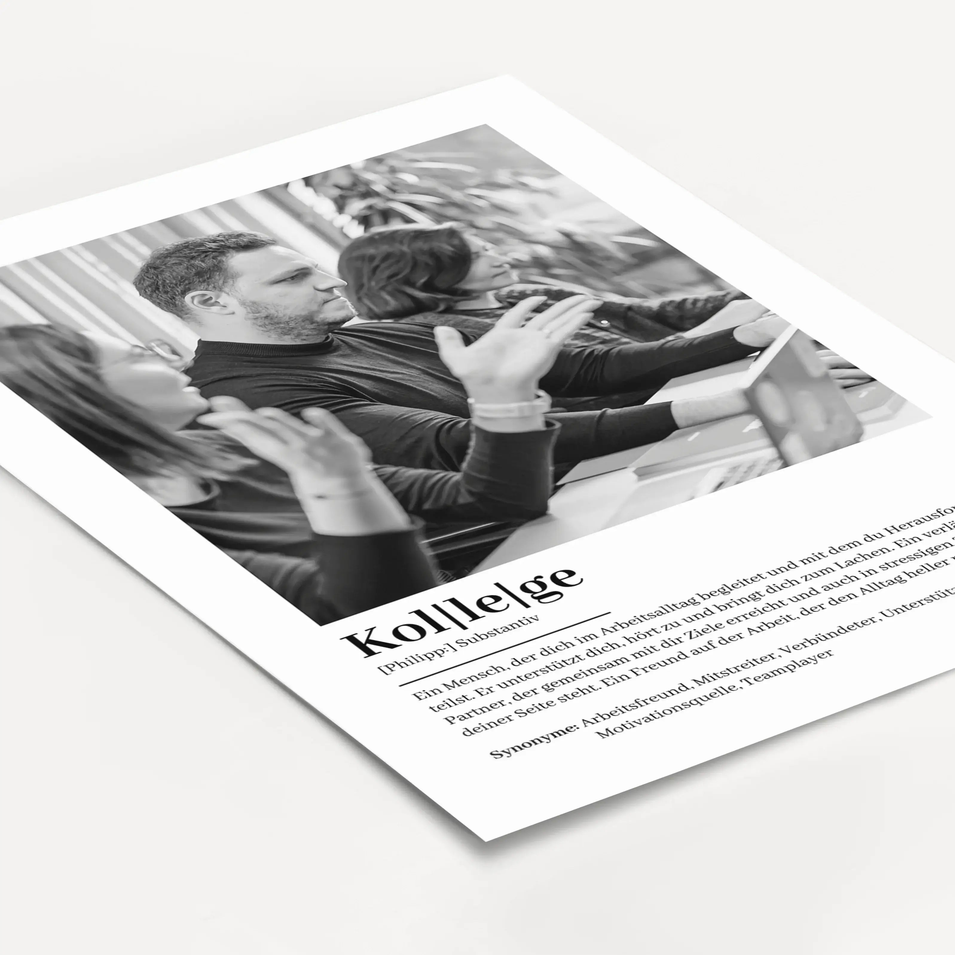Kollege Definition Poster mit Foto-Personalisiertes Poster-famprints-Das Kollege Definition Poster mit Foto ist eine persönliche Art, Danke zu sagen und echte Wertschätzung zu zeigen. Bei famprints gestaltest du ein individuelles Poster, das deinen Kolleg