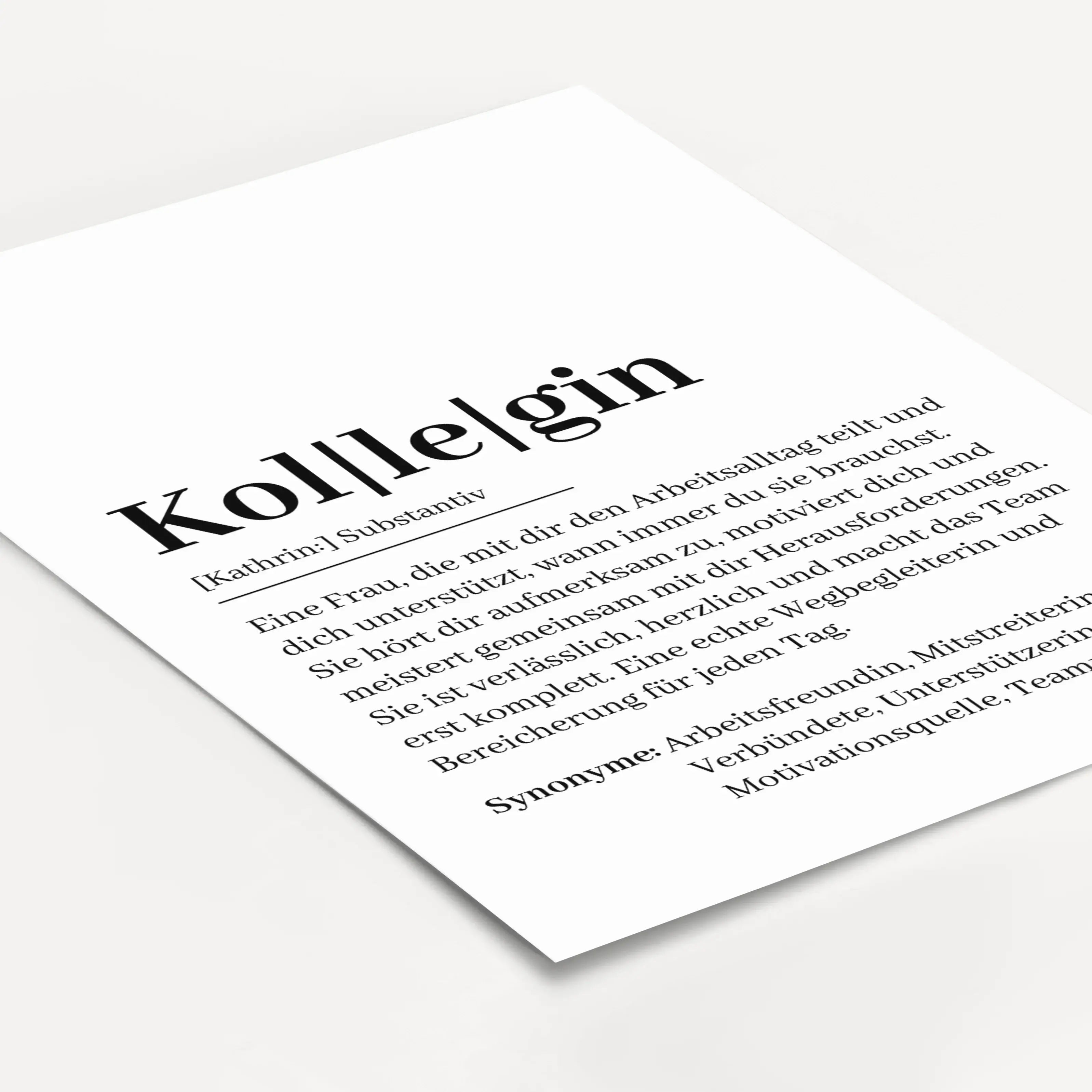 Kollegin Definition Poster-Personalisiertes Poster-famprints-Suchst du ein besonderes Geschenk für deine Kollegin? Unser Kollegin Definition Poster ist genau das Richtige! Dieses liebevoll gestaltete Poster zeigt auf charmante Weise, was eine Kollegin aus