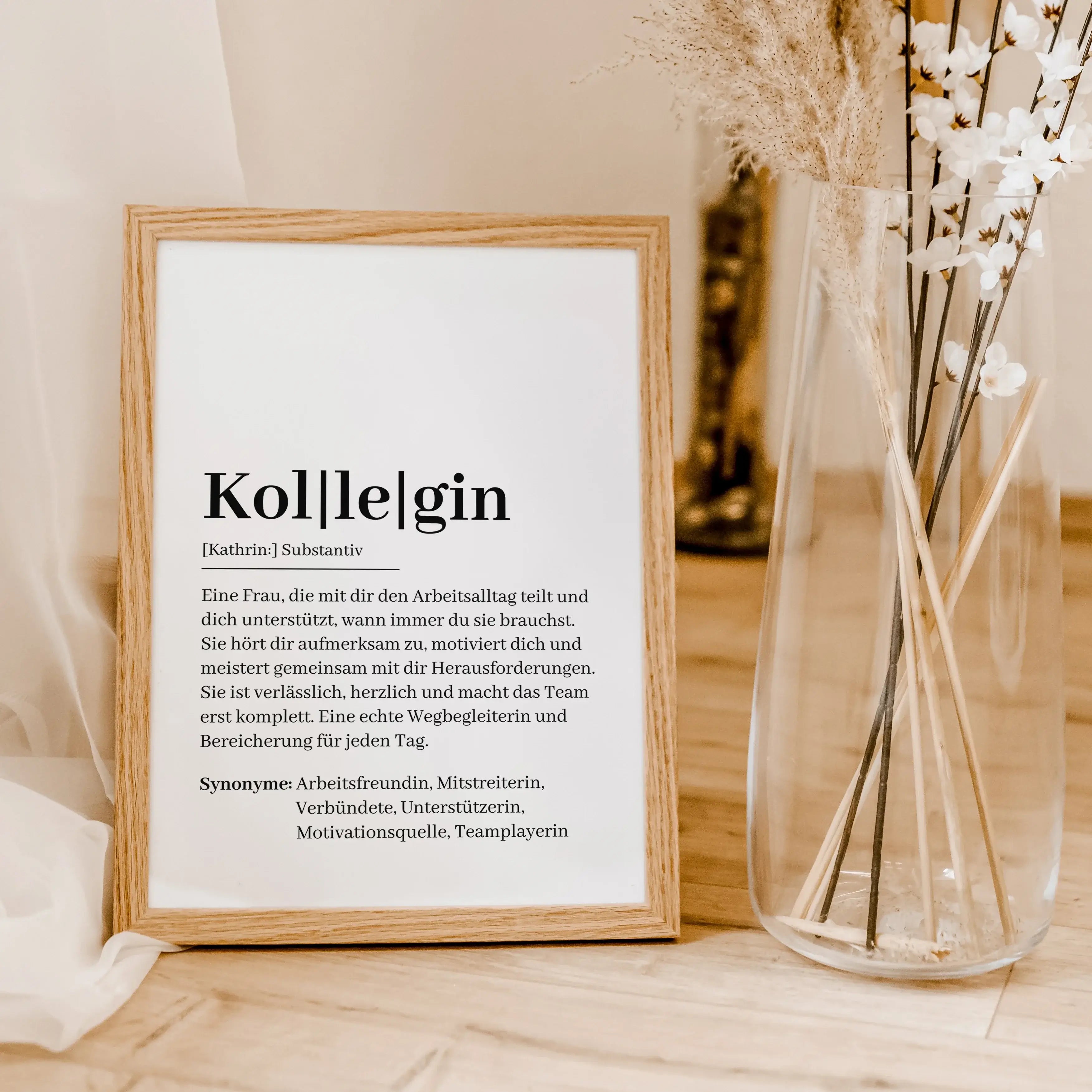 Kollegin Definition Poster-Personalisiertes Poster-famprints-Suchst du ein besonderes Geschenk für deine Kollegin? Unser Kollegin Definition Poster ist genau das Richtige! Dieses liebevoll gestaltete Poster zeigt auf charmante Weise, was eine Kollegin aus