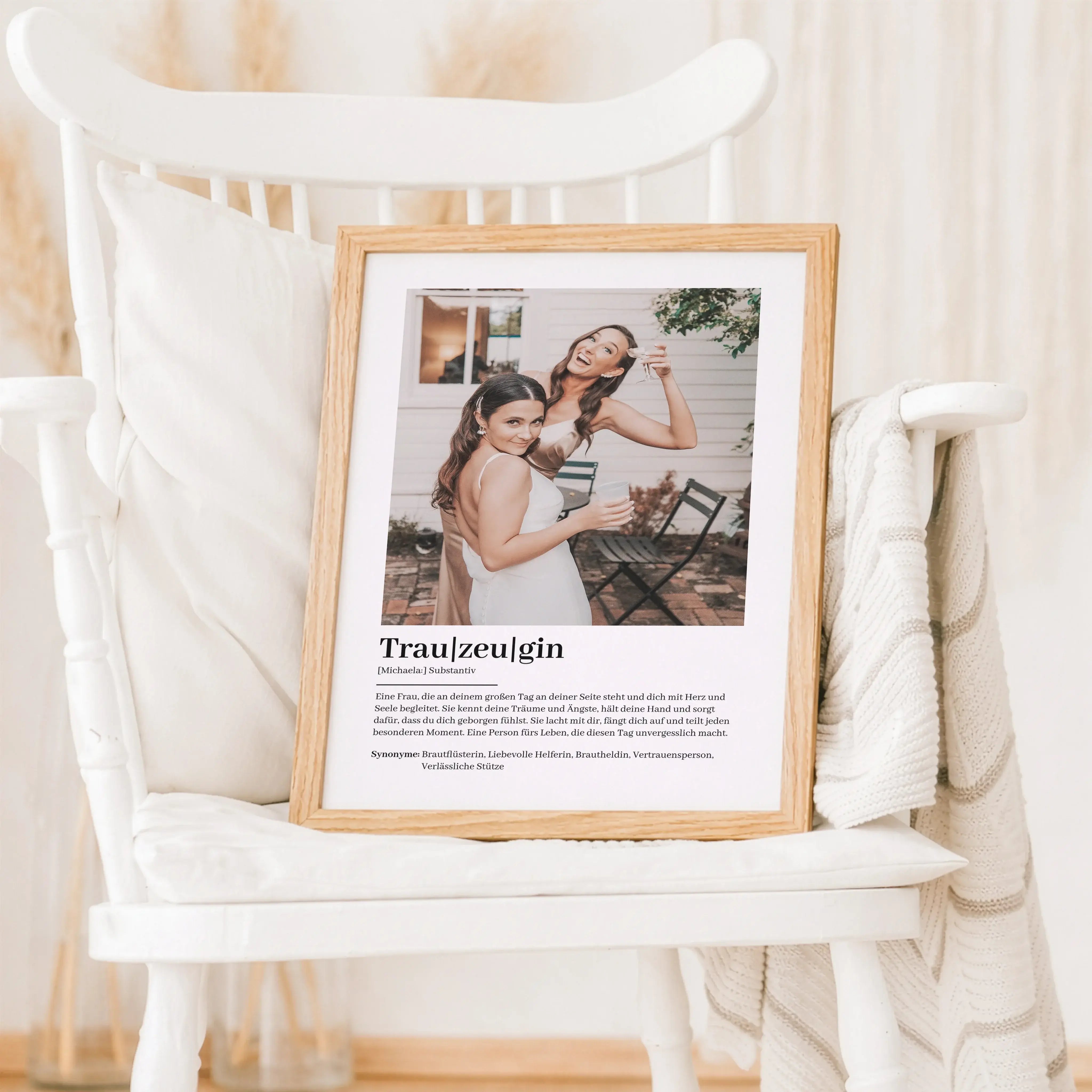 Trauzeugin Definition Poster mit Foto-Personalisiertes Poster-famprints-Das Trauzeugin Definition Poster mit Foto ist ein persönliches Geschenk, das deiner Trauzeugin zeigt, wie wichtig sie an deiner Seite ist. Die stilvolle Definition beschreibt ihre Rol