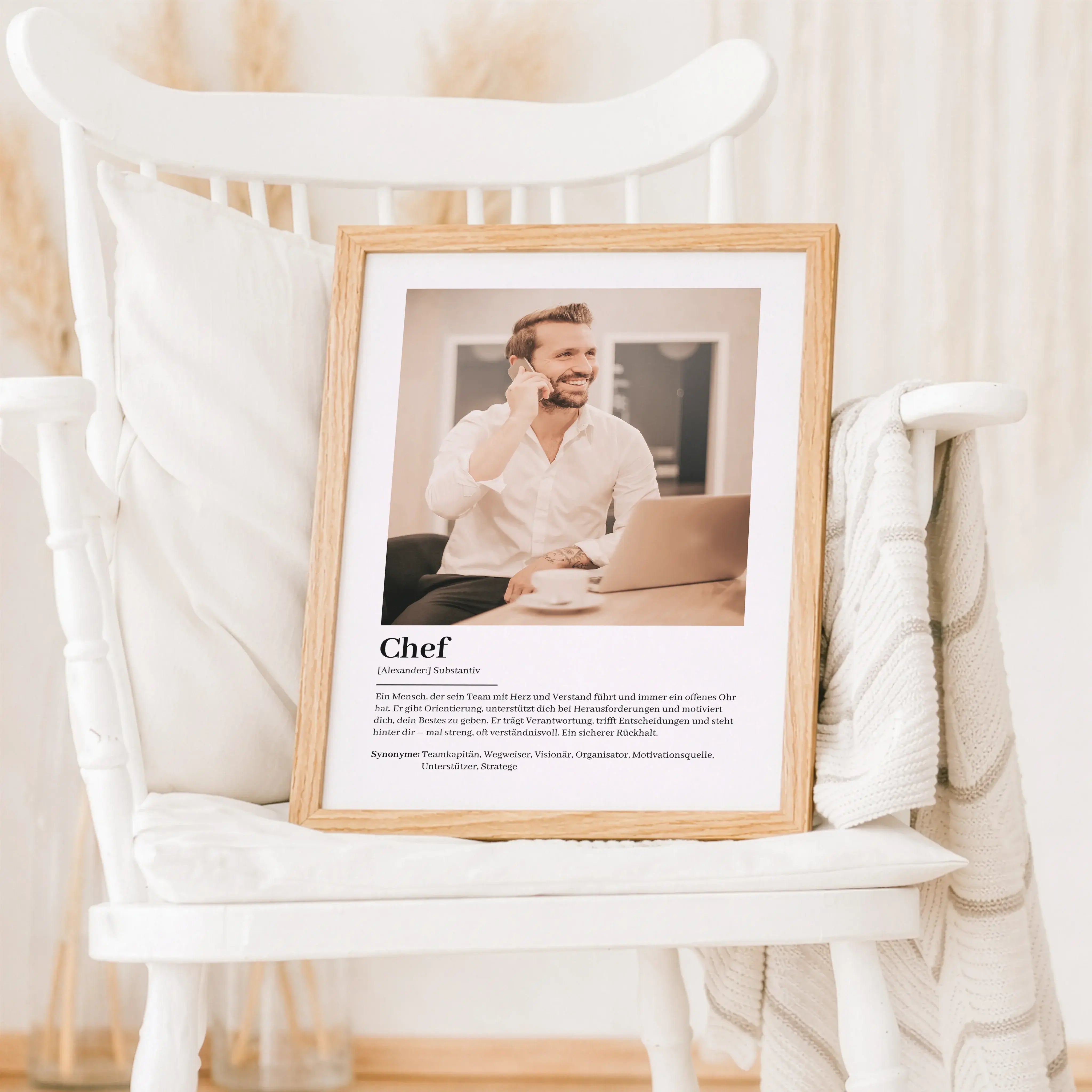 Chef Definition Poster mit Foto-Personalisiertes Poster-famprints-Das Chef Definition Poster mit Foto ist ein persönliches Geschenk, das Wertschätzung zeigt und im Alltag sichtbar bleibt. Bei famprints gestaltest du ein individuelles Poster für deinen Che