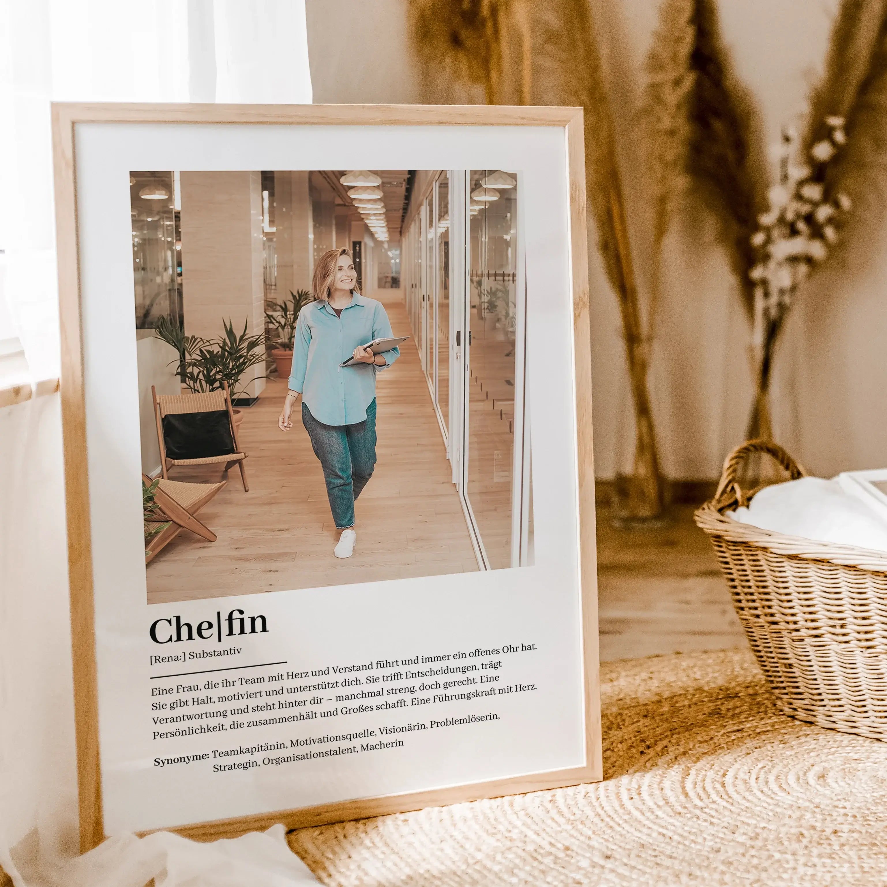 Chefin Definition Poster mit Foto-Personalisiertes Poster-famprints-Suchst du nach einem besonderen Geschenk für deine Chefin? Unser Chefin Definition Poster mit Foto ist die perfekte Wahl! Dieses liebevoll gestaltete Poster zeigt auf einzigartige Weise,