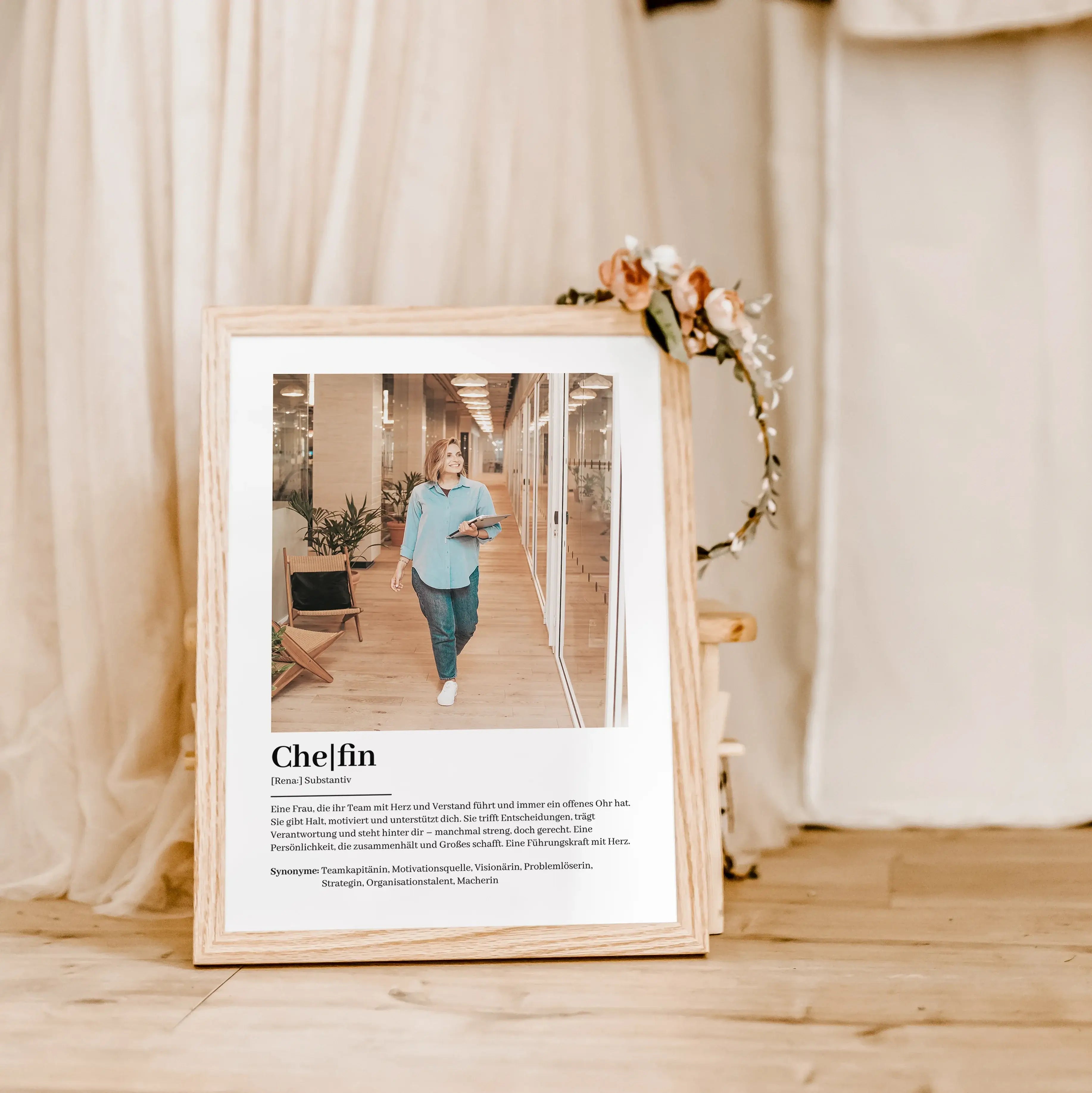 Chefin Definition Poster mit Foto-Personalisiertes Poster-famprints-Suchst du nach einem besonderen Geschenk für deine Chefin? Unser Chefin Definition Poster mit Foto ist die perfekte Wahl! Dieses liebevoll gestaltete Poster zeigt auf einzigartige Weise,