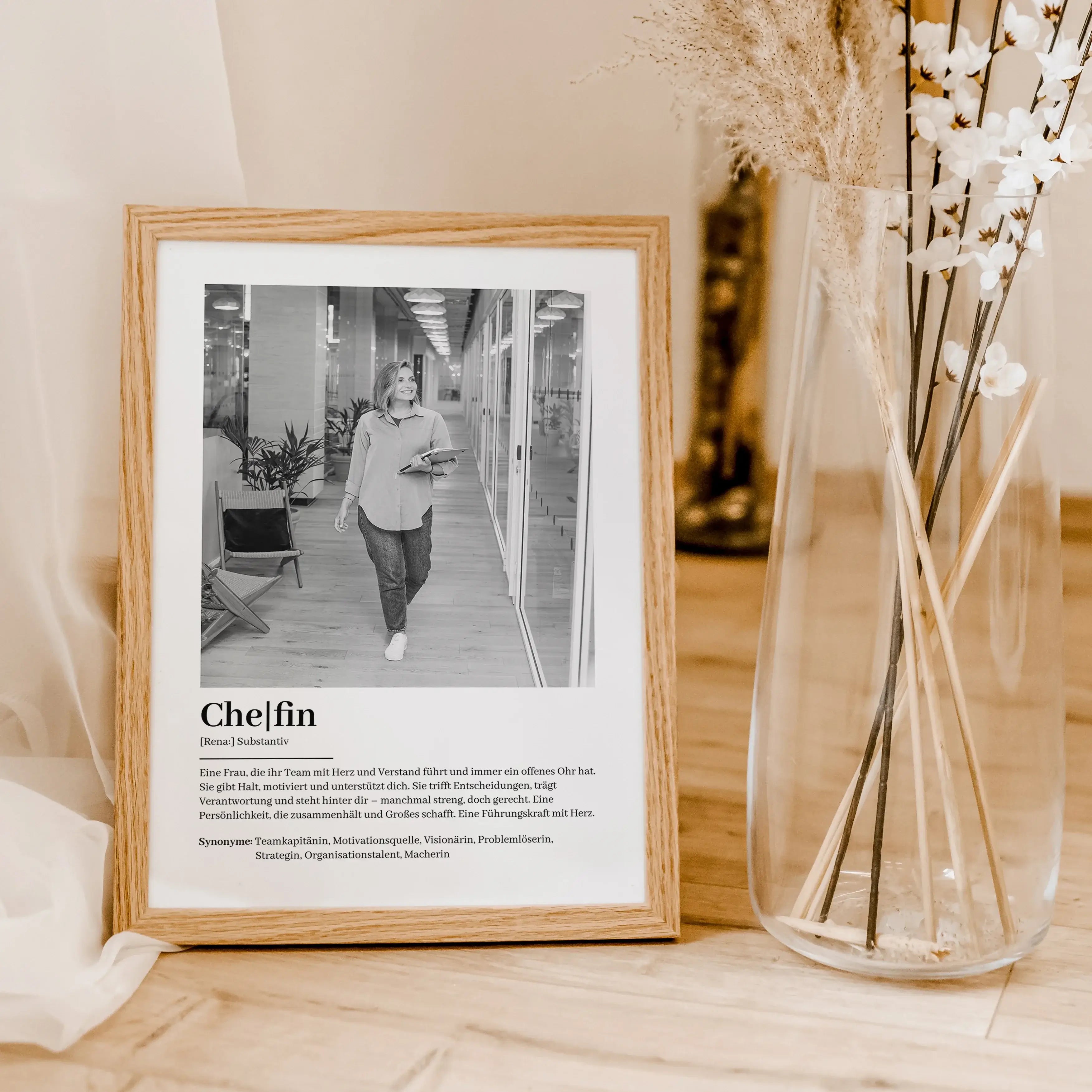 Chefin Definition Poster mit Foto-Personalisiertes Poster-famprints-Suchst du nach einem besonderen Geschenk für deine Chefin? Unser Chefin Definition Poster mit Foto ist die perfekte Wahl! Dieses liebevoll gestaltete Poster zeigt auf einzigartige Weise,