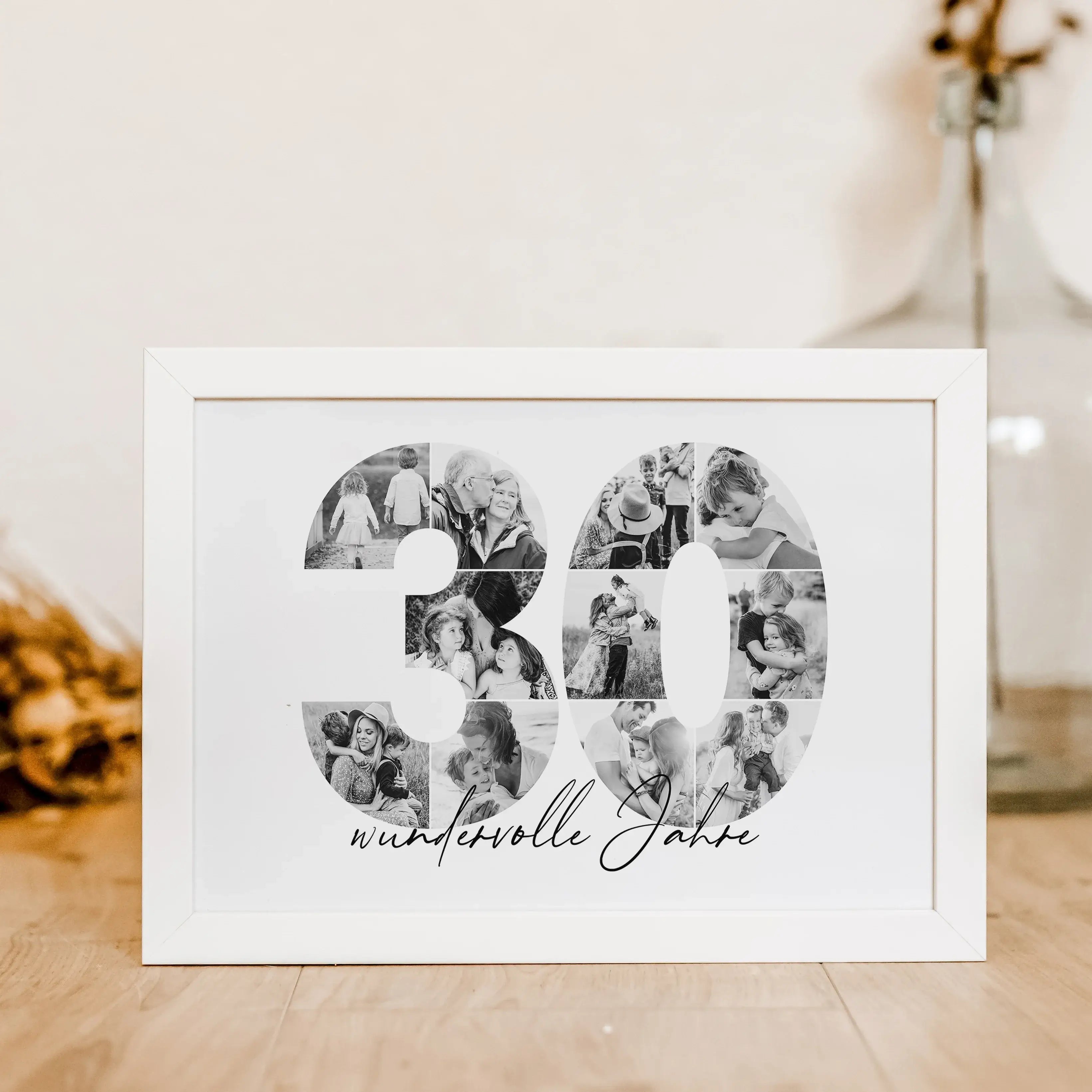Foto Poster 30 Jahre - Personalisiertes Poster - famprints - Feiere besondere Momente mit unserem einzigartigen Foto Poster 30 – das perfekte personalisierte Geschenk zum Geburtstag, Hochzeitstag oder Jubiläum! Die große Zahl „30“ wird durch deine persönl
