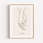 Poster 'Hände Line Art'-famprints-Personalisiertes Poster-Auf dem Poster 'Hände Line Art' in grau befindet sich die schwarze Kontur von zwei ineinandergreifenden Händen. Darunter kann das Poster mit deinem Wunschtext personalisiert werden. In unserem Beis