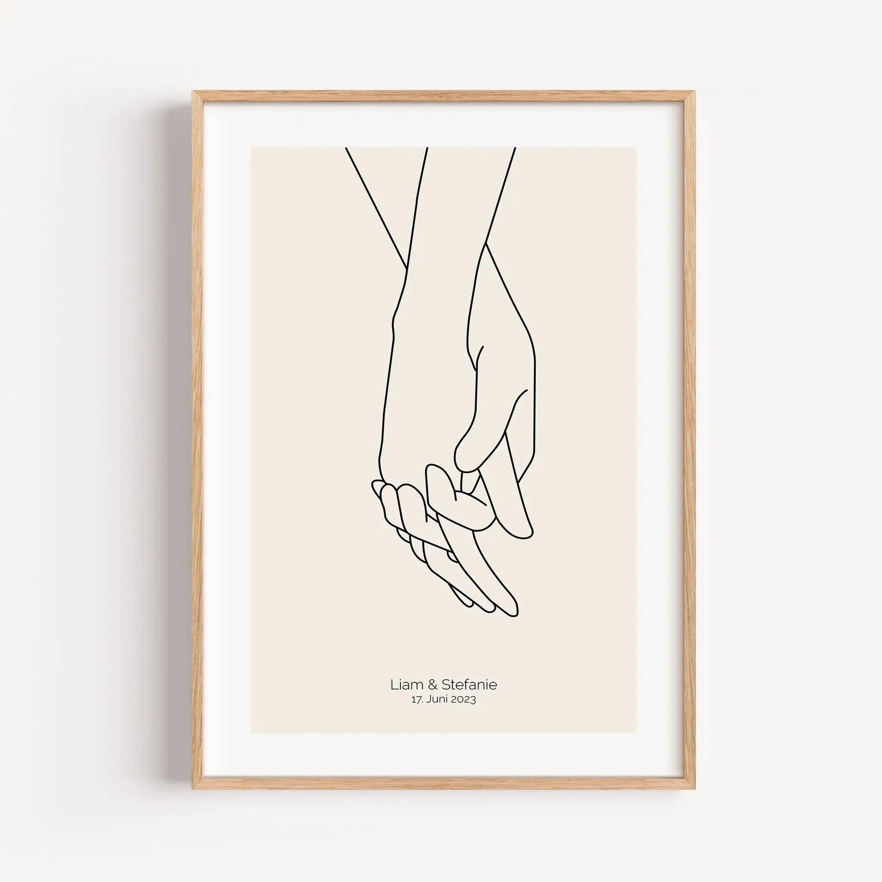 Poster 'Hände Line Art'-famprints-Personalisiertes Poster-Auf dem Poster 'Hände Line Art' in grau befindet sich die schwarze Kontur von zwei ineinandergreifenden Händen. Darunter kann das Poster mit deinem Wunschtext personalisiert werden. In unserem Beis