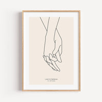 Poster 'Hände Line Art'-famprints-Personalisiertes Poster-Auf dem Poster 'Hände Line Art' in grau befindet sich die schwarze Kontur von zwei ineinandergreifenden Händen. Darunter kann das Poster mit deinem Wunschtext personalisiert werden. In unserem Beis