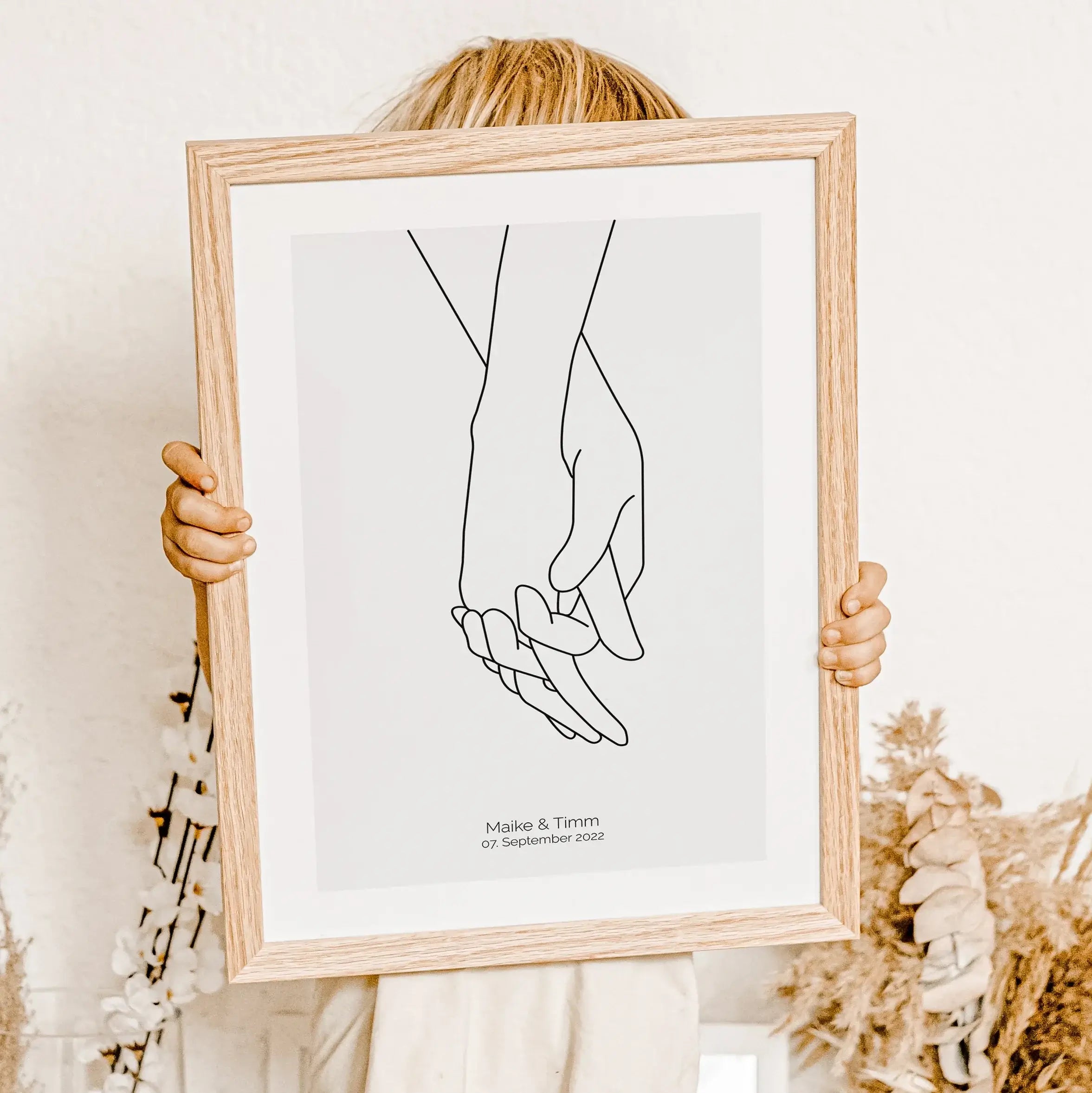 Poster 'Hände Line Art'-famprints-Personalisiertes Poster-Auf dem Poster 'Hände Line Art' in grau befindet sich die schwarze Kontur von zwei ineinandergreifenden Händen. Darunter kann das Poster mit deinem Wunschtext personalisiert werden. In unserem Beis