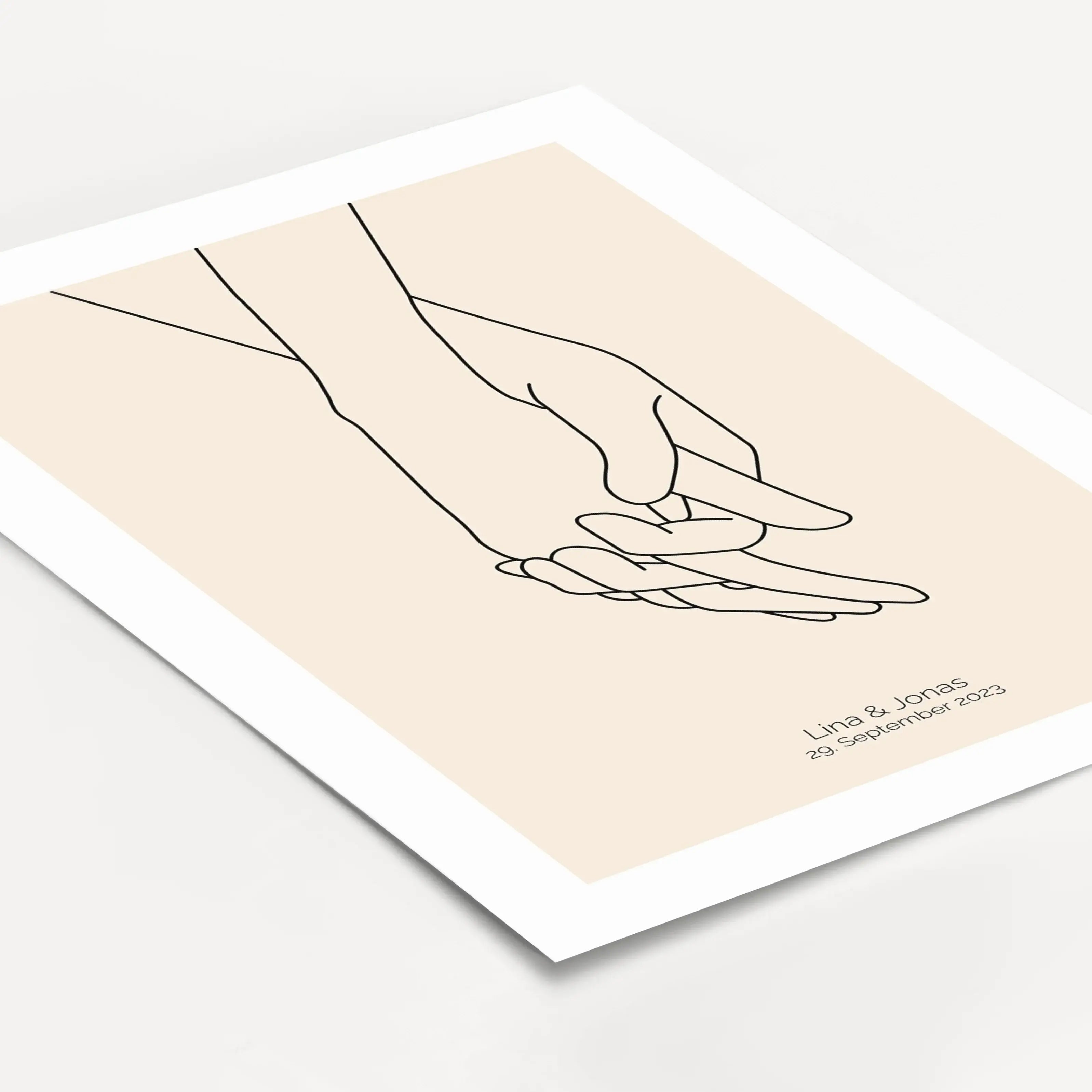 Poster 'Hände Line Art'-Personalisiertes Poster-famprints-Das Poster 'Hände Line Art' von famprints ist eine ruhige, moderne Wanddekoration, die Verbundenheit auf reduzierte Weise zeigt. Die feine Linienzeichnung zweier ineinandergreifender Hände wirkt ze