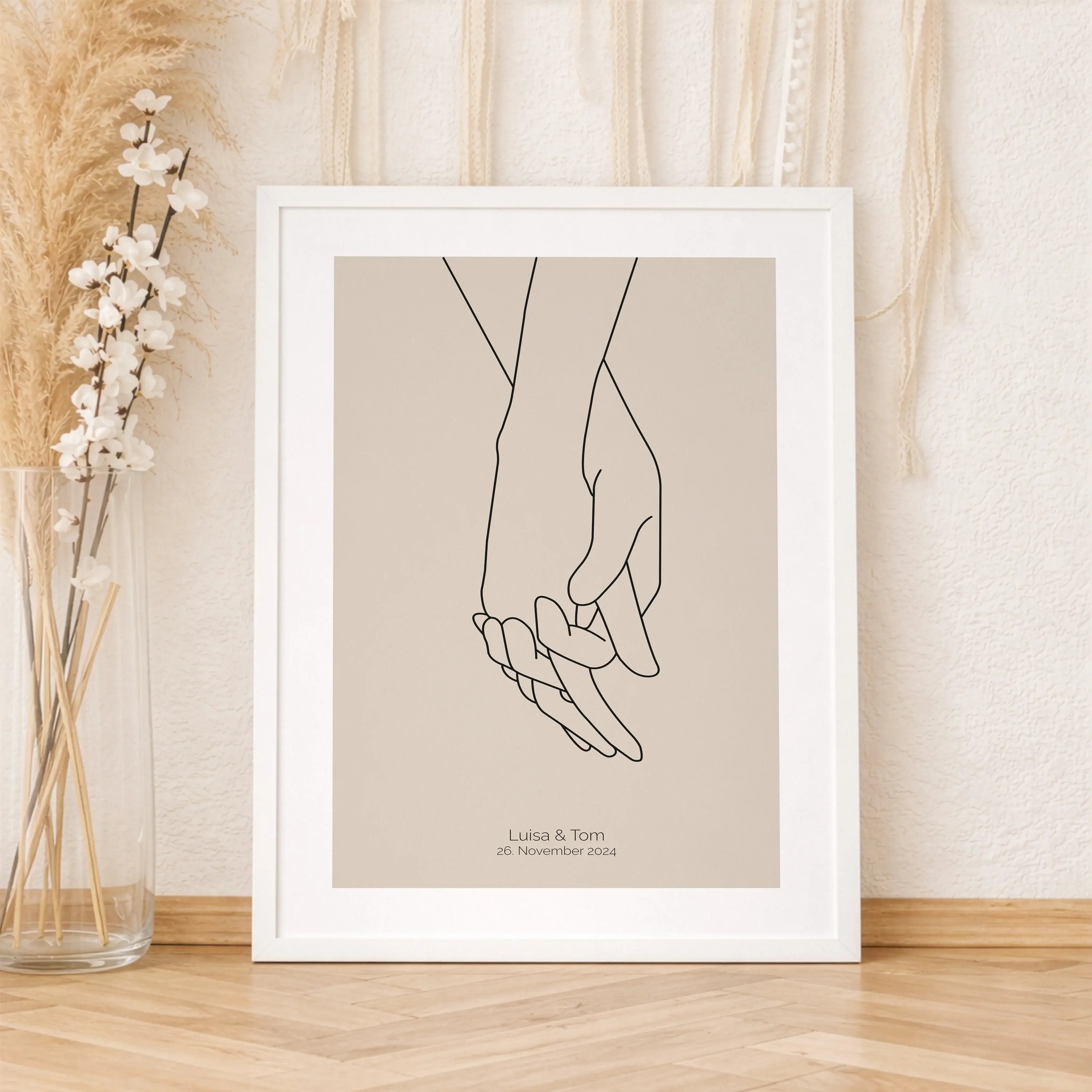 Poster 'Hände Line Art'-Personalisiertes Poster-famprints-Das Poster 'Hände Line Art' von famprints ist eine ruhige, moderne Wanddekoration, die Verbundenheit auf reduzierte Weise zeigt. Die feine Linienzeichnung zweier ineinandergreifender Hände wirkt ze