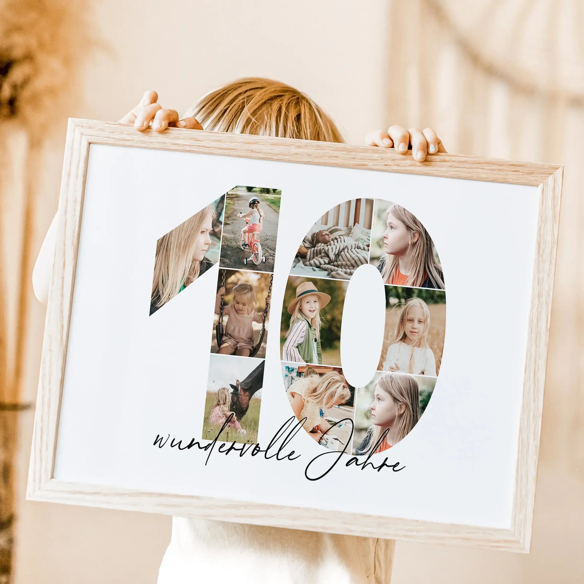 Foto Poster 10 Jahre - Personalisiertes Poster - famprints - Entdecke unser einzigartiges Foto Poster 10, das deine schönsten Erinnerungen auf besondere Weise in Szene setzt. Die große „10“ auf dem Poster kann mit deinen persönlichen Fotos hinterlegt werd