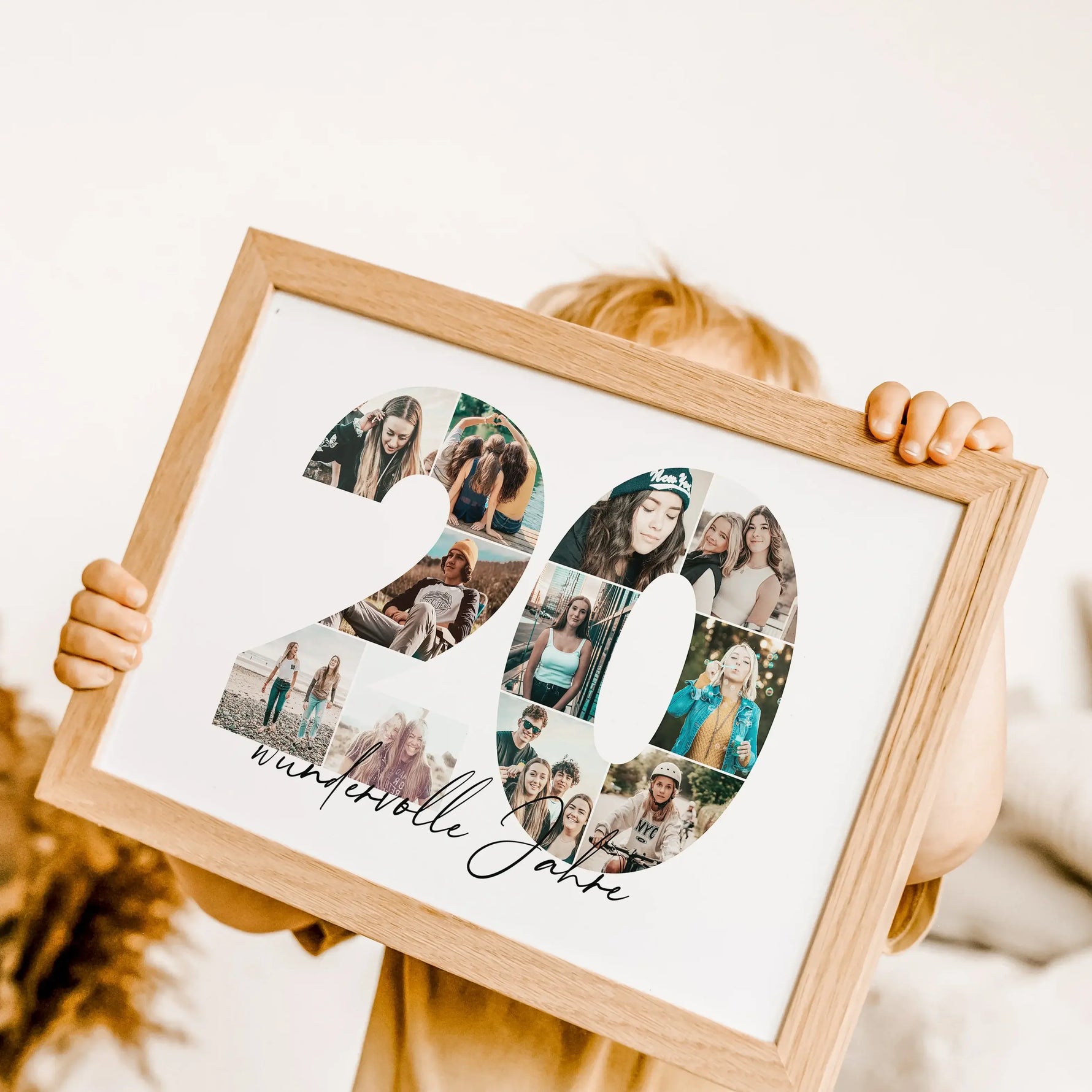 Foto Poster 20 Jahre - Personalisiertes Poster - famprints - Feiere besondere Momente mit unserem einzigartigen Foto Poster 20 – das perfekte personalisierte Geschenk für Geburtstage, Hochzeitstage oder Jubiläen! Die große Zahl „20“ auf dem Poster kannst