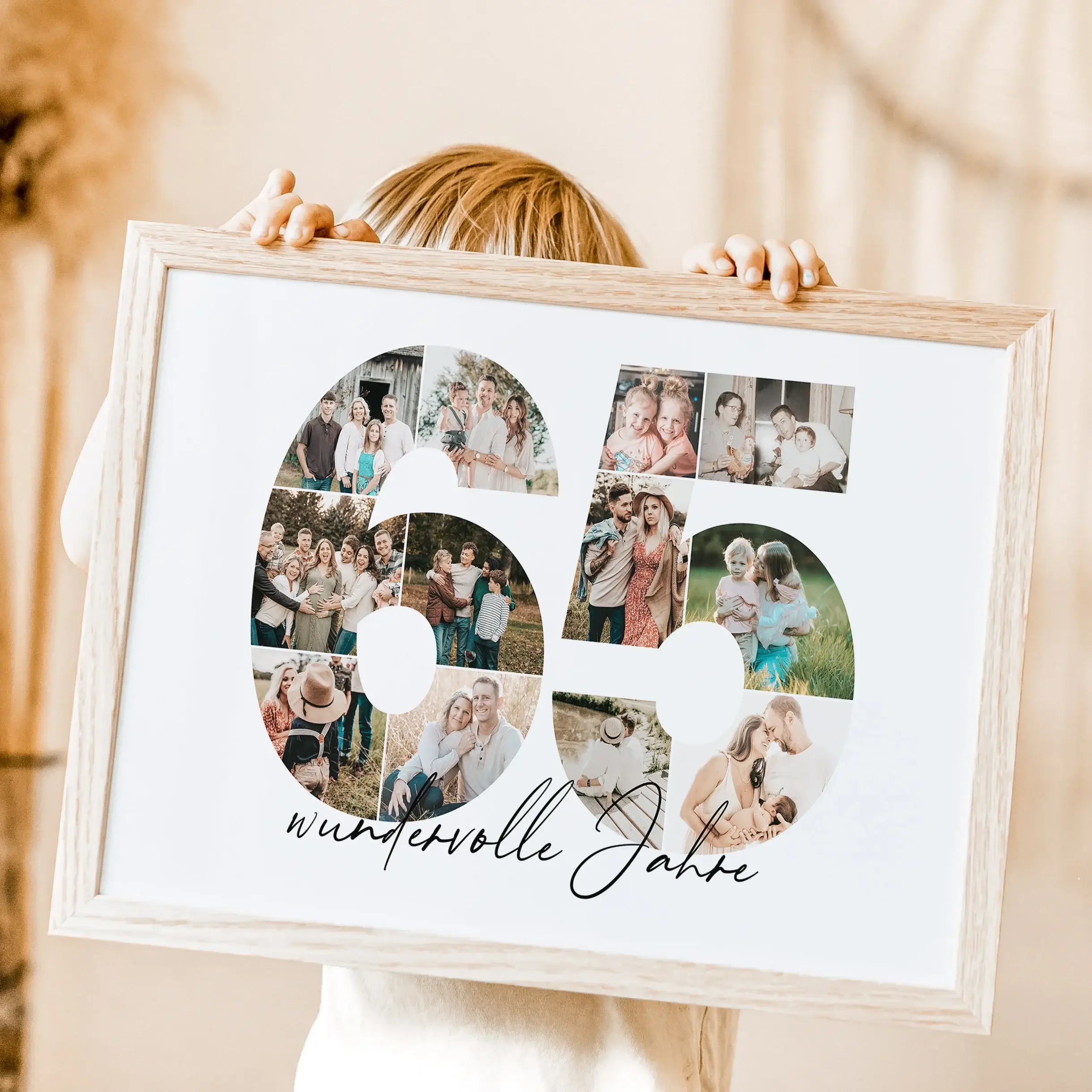 Foto Poster 65 Jahre - Personalisiertes Poster - famprints - Feiere besondere Momente mit unserem einzigartigen Foto Poster 65! Dieses personalisierte Poster zeigt die Zahl 65, hinterlegt mit deinen liebsten Fotos, die eine wunderschöne Fotocollage ergebe