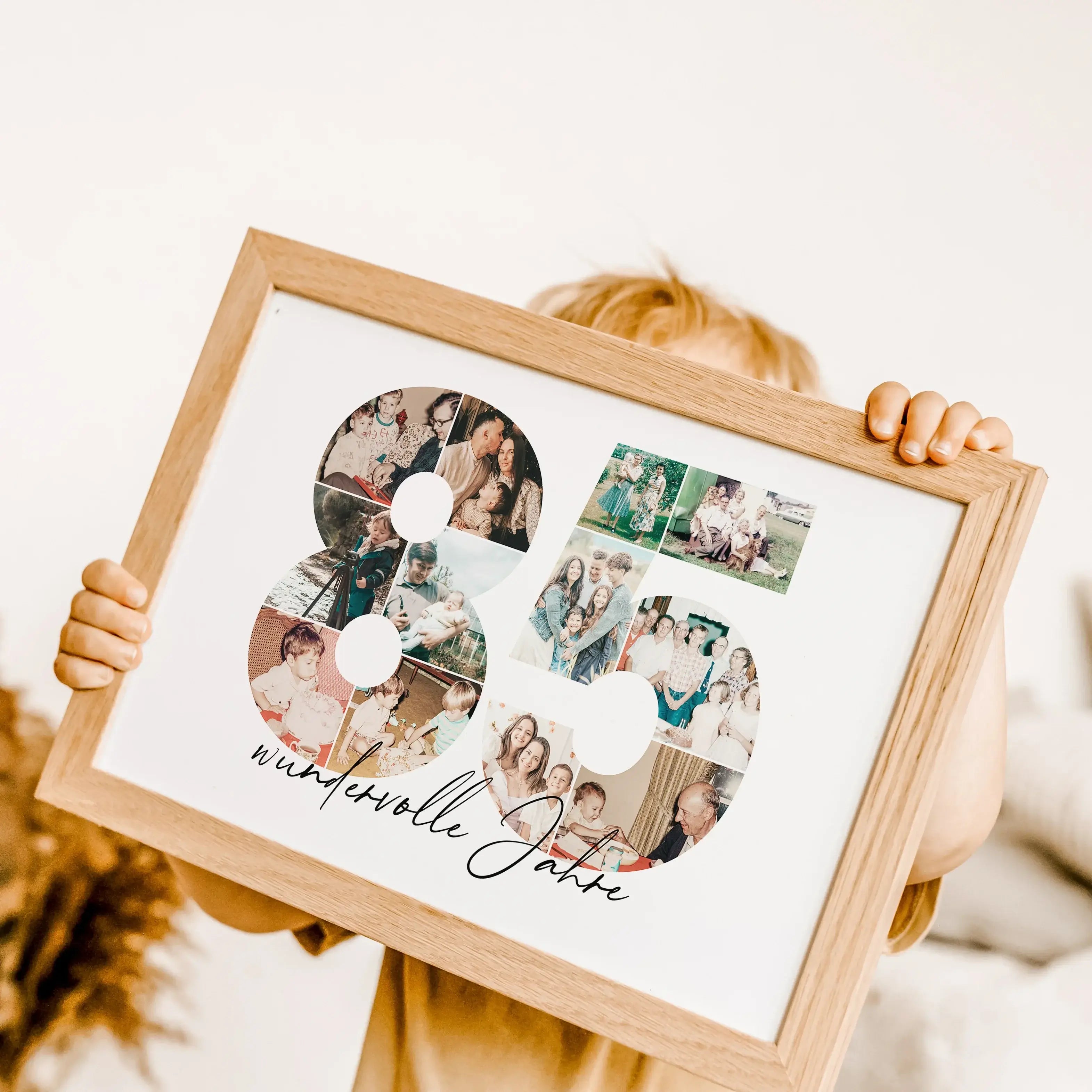 Foto Poster 85 Jahre - Personalisiertes Poster - famprints - Feiere besondere Momente mit unserem einzigartigen Foto Poster 85! Dieses personalisierte Poster zeigt die Zahl 85, die du mit deinen liebsten Fotos hinterlegen kannst – so entsteht eine individ
