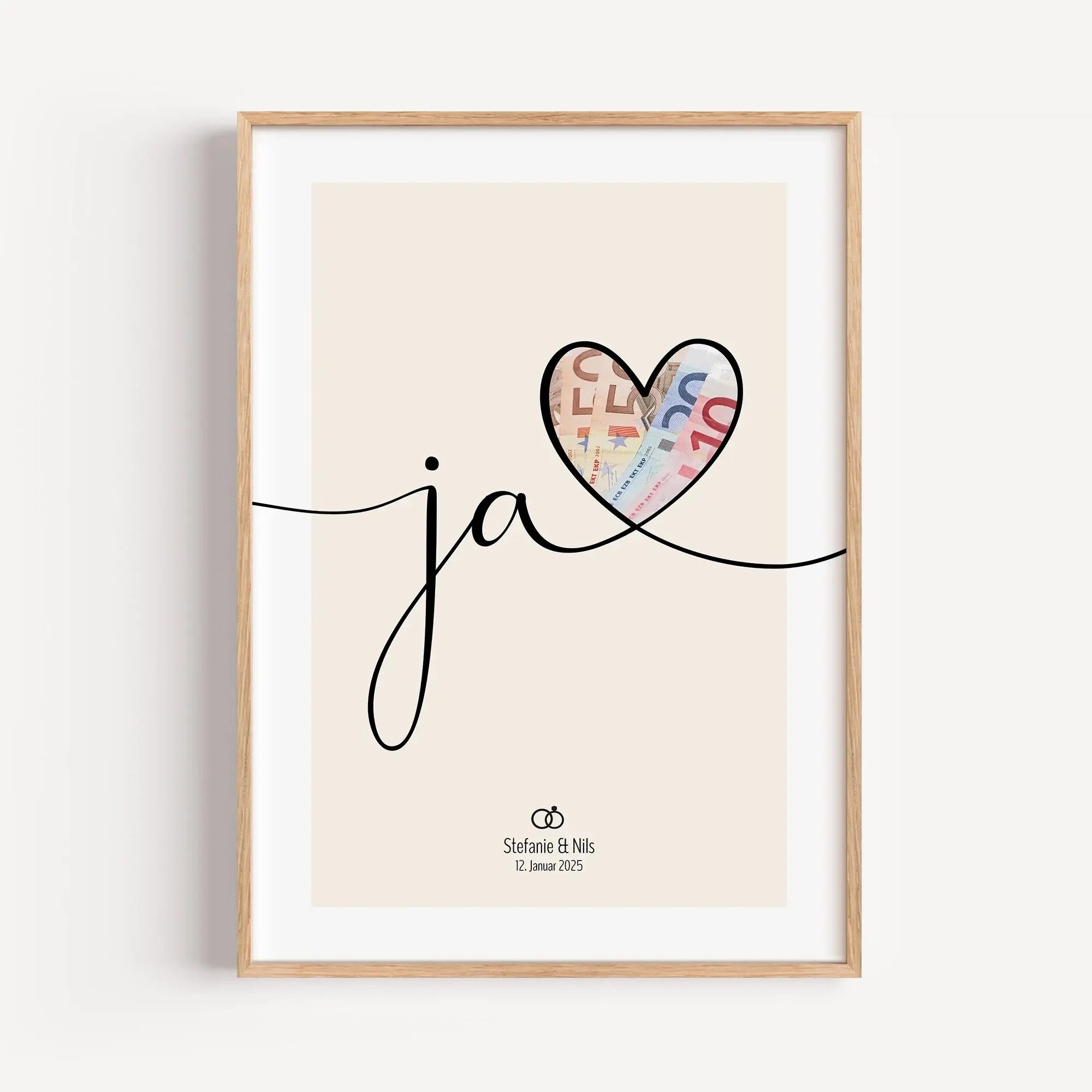 Geldgeschenk Ja Poster - Personalisiertes Poster - famprints - Suchst du nach einer kreativen und persönlichen Geschenkidee zur Hochzeit? Unser Geldgeschenk Ja Poster ist die perfekte Wahl! Das Poster zeigt den geschwungenen Schriftzug „Ja“ mit einem groß
