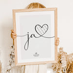 Geldgeschenk Ja Poster - Personalisiertes Poster - famprints - Suchst du nach einer kreativen und persönlichen Geschenkidee zur Hochzeit? Unser Geldgeschenk Ja Poster ist die perfekte Wahl! Das Poster zeigt den geschwungenen Schriftzug „Ja“ mit einem groß