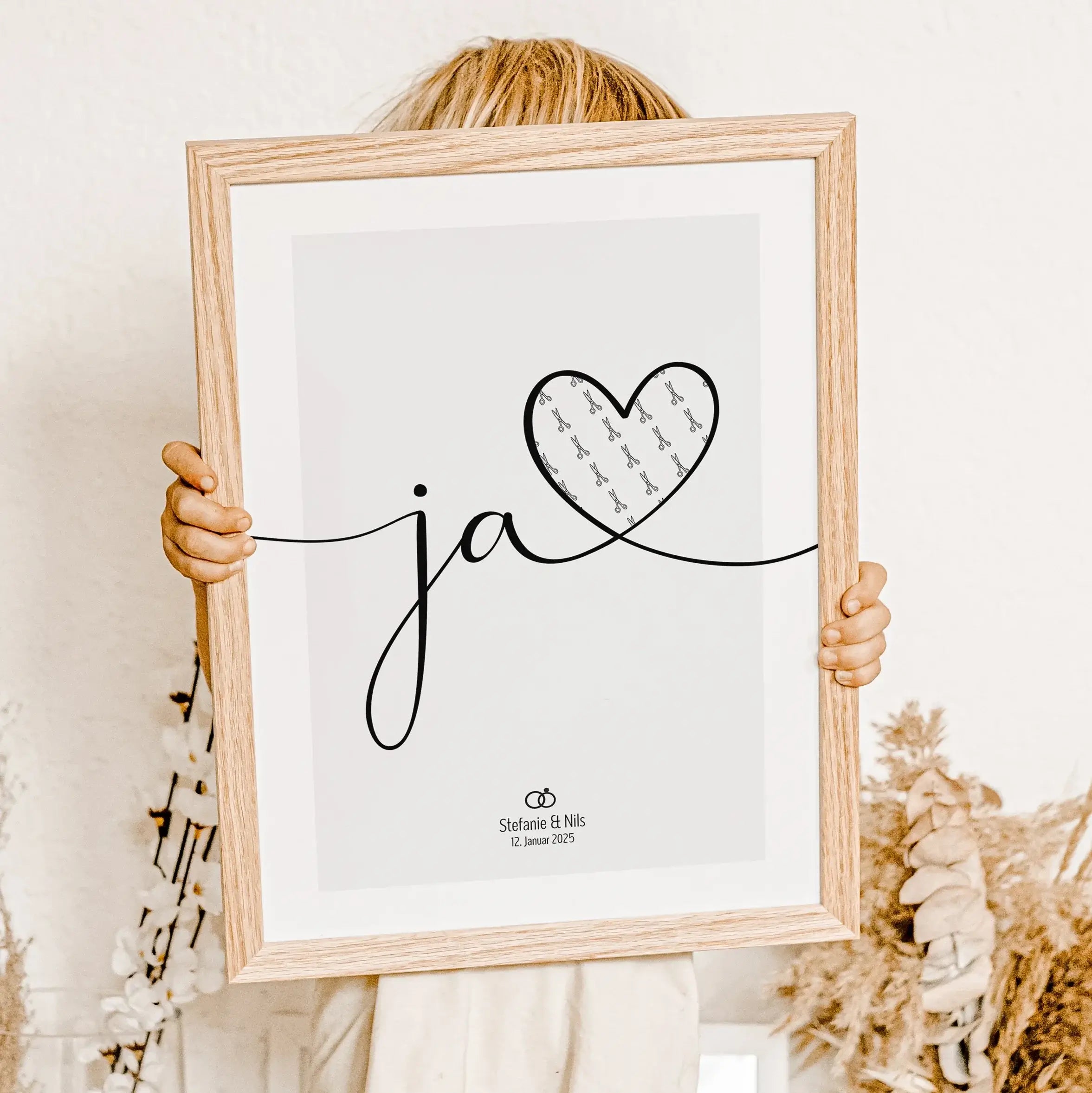 Geldgeschenk Ja Poster - Personalisiertes Poster - famprints - Suchst du nach einer kreativen und persönlichen Geschenkidee zur Hochzeit? Unser Geldgeschenk Ja Poster ist die perfekte Wahl! Das Poster zeigt den geschwungenen Schriftzug „Ja“ mit einem groß