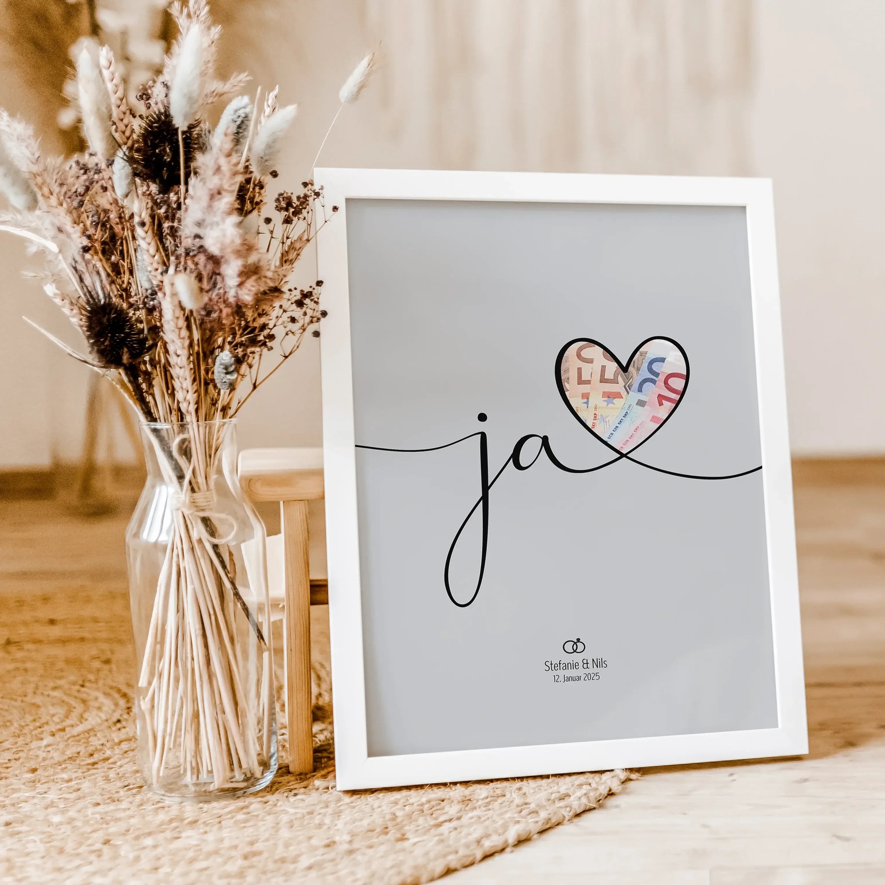 Geldgeschenk Ja Poster - Personalisiertes Poster - famprints - Suchst du nach einer kreativen und persönlichen Geschenkidee zur Hochzeit? Unser Geldgeschenk Ja Poster ist die perfekte Wahl! Das Poster zeigt den geschwungenen Schriftzug „Ja“ mit einem groß
