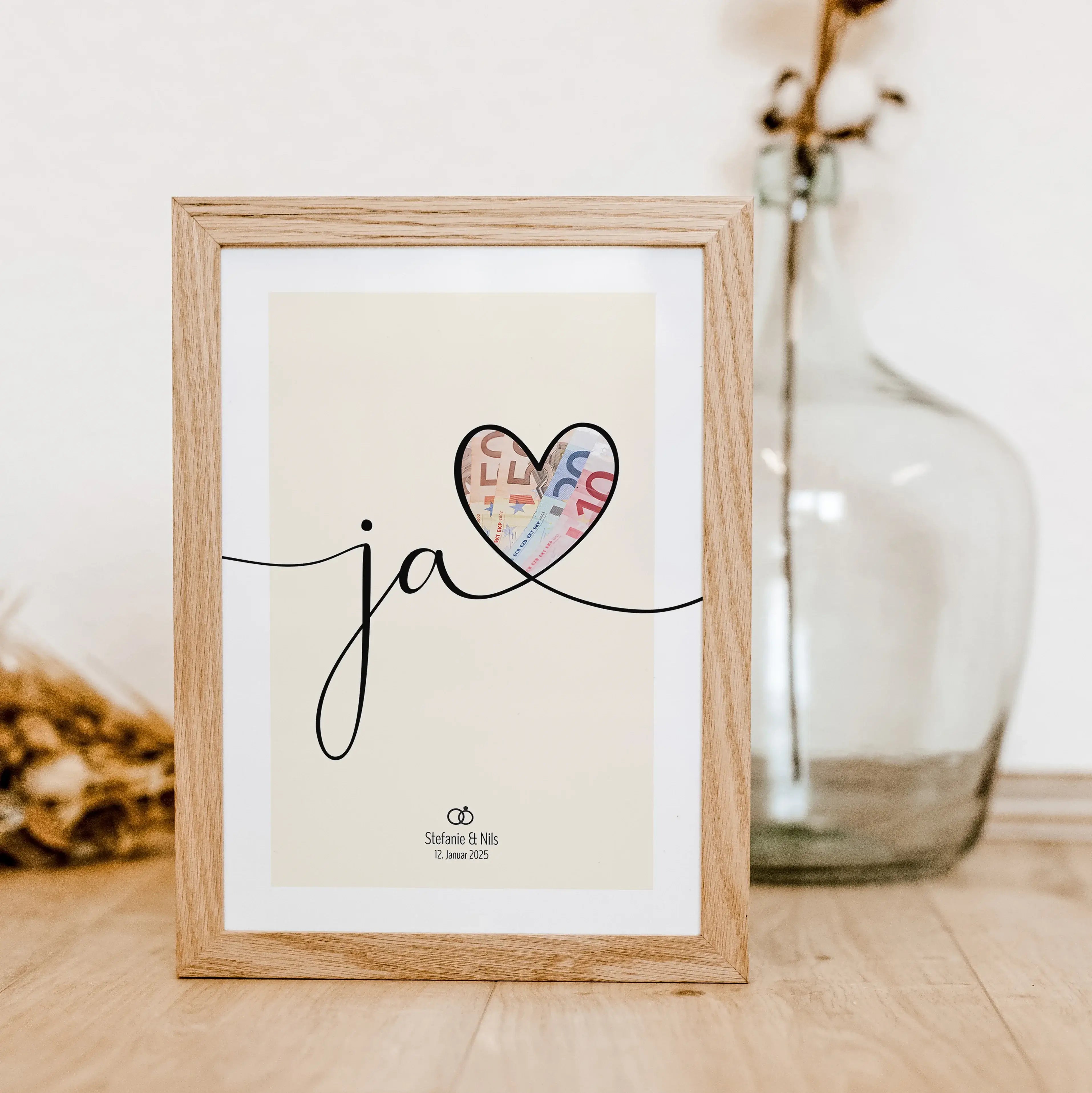 Geldgeschenk Ja Poster - Personalisiertes Poster - famprints - Suchst du nach einer kreativen und persönlichen Geschenkidee zur Hochzeit? Unser Geldgeschenk Ja Poster ist die perfekte Wahl! Das Poster zeigt den geschwungenen Schriftzug „Ja“ mit einem groß