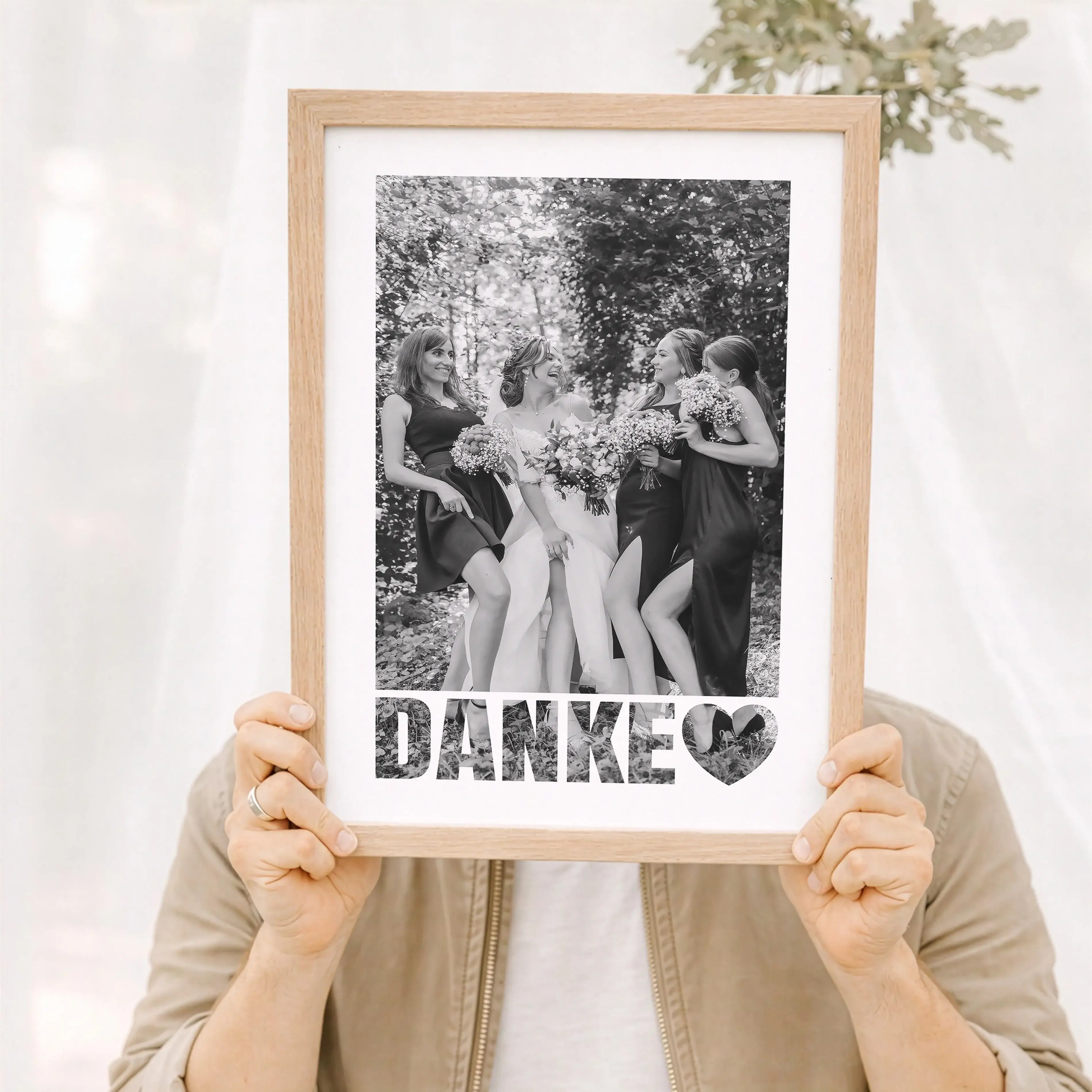 Foto Poster Danke-Personalisiertes Poster-famprints-Mit dem Foto Poster Danke von famprints sagst du auf persönliche und stilvolle Weise Danke. Dein eigenes Foto steht im Mittelpunkt und wird durch das klare DANKE Motiv mit Herz zu einer starken Botschaft