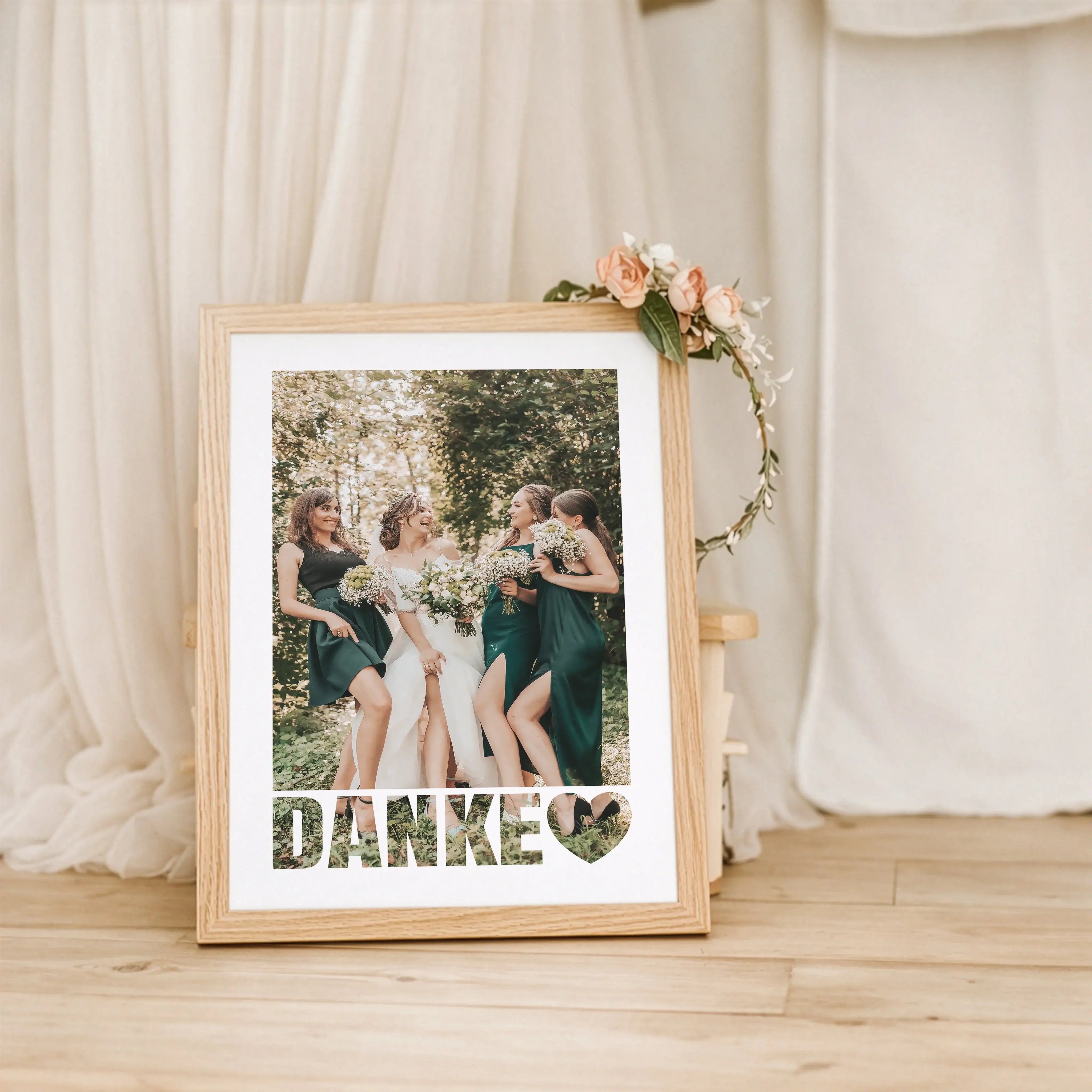 Foto Poster Danke-Personalisiertes Poster-famprints-Mit dem Foto Poster Danke von famprints sagst du auf persönliche und stilvolle Weise Danke. Dein eigenes Foto steht im Mittelpunkt und wird durch das klare DANKE Motiv mit Herz zu einer starken Botschaft