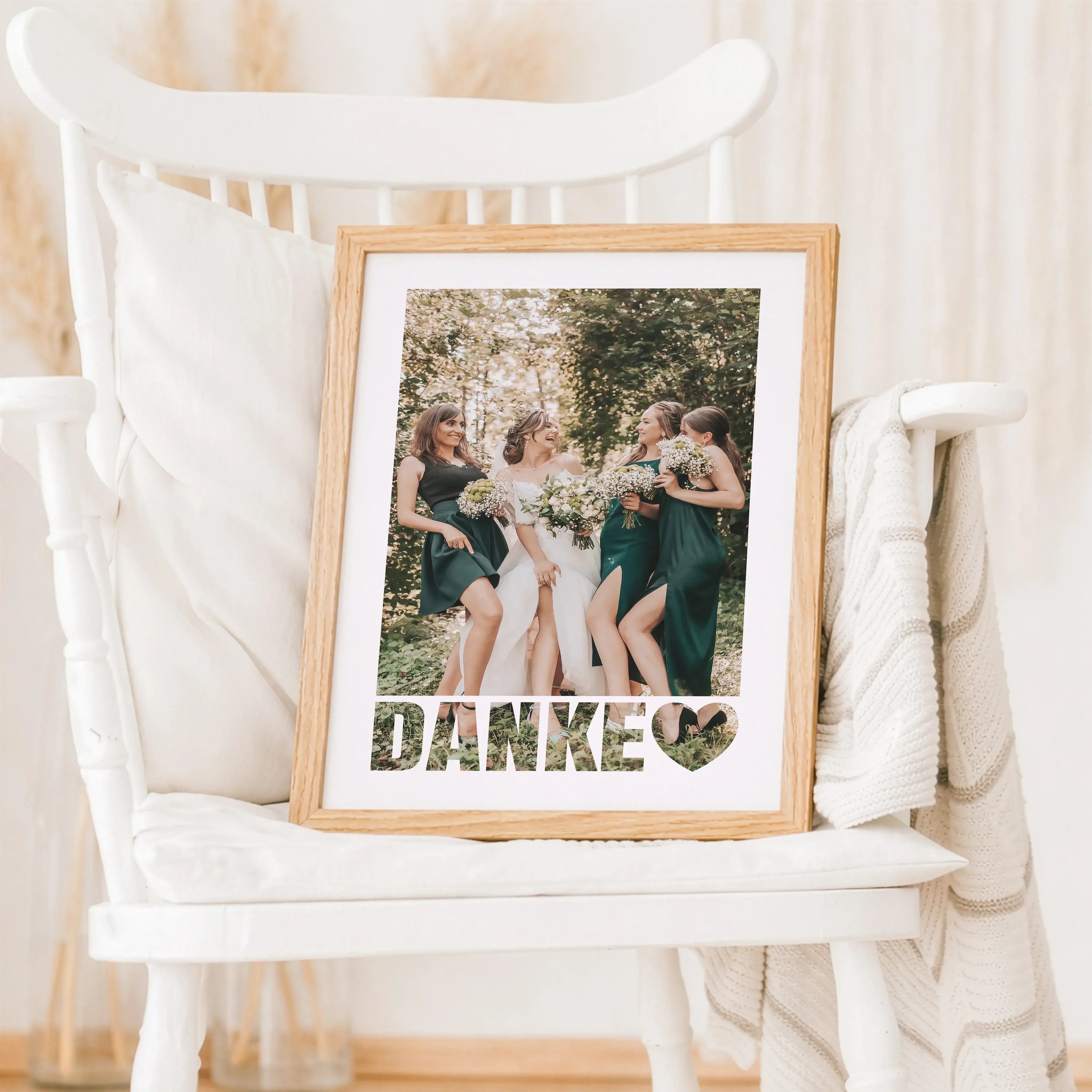 Foto Poster Danke-Personalisiertes Poster-famprints-Mit dem Foto Poster Danke von famprints sagst du auf persönliche und stilvolle Weise Danke. Dein eigenes Foto steht im Mittelpunkt und wird durch das klare DANKE Motiv mit Herz zu einer starken Botschaft