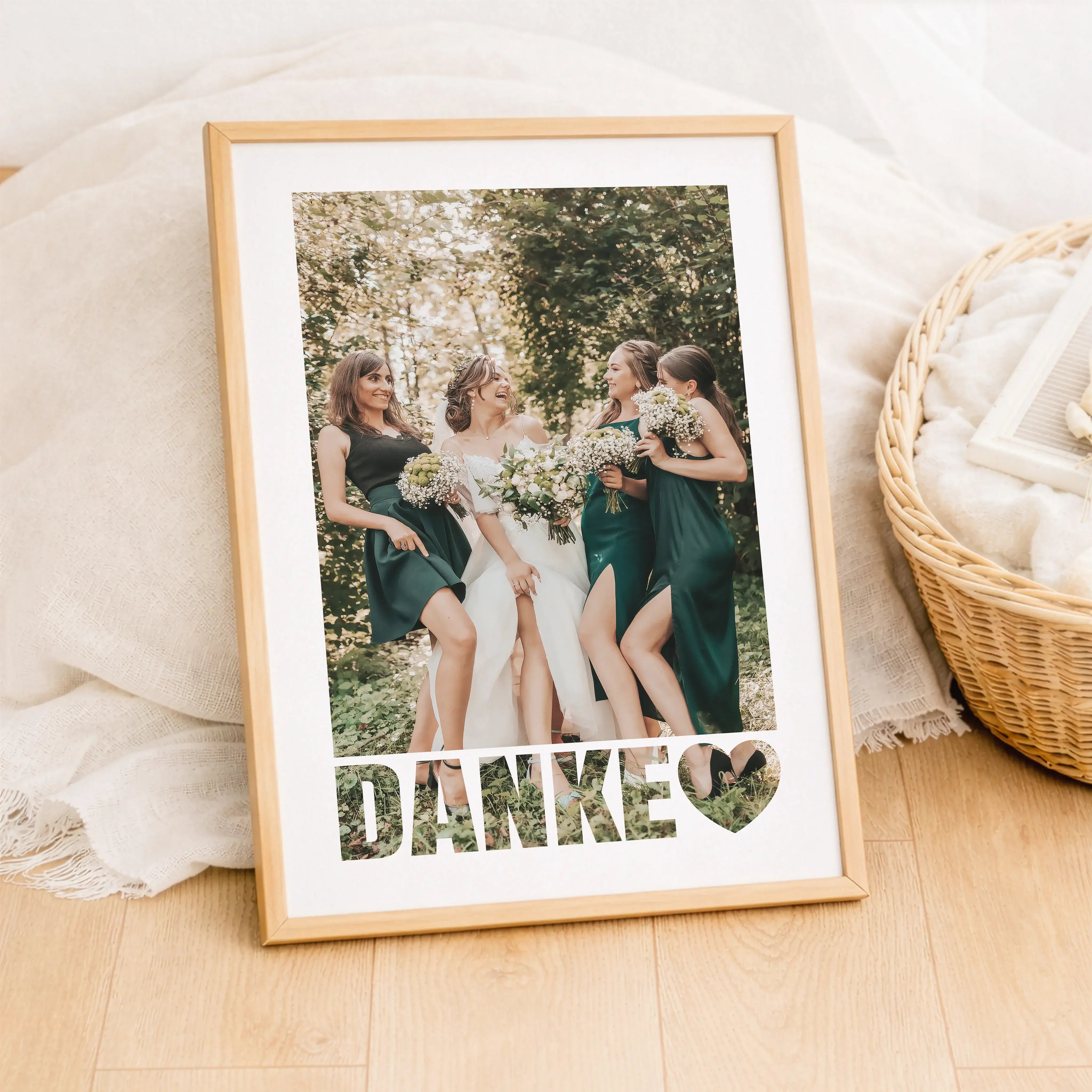 Foto Poster Danke-Personalisiertes Poster-famprints-Mit dem Foto Poster Danke von famprints sagst du auf persönliche und stilvolle Weise Danke. Dein eigenes Foto steht im Mittelpunkt und wird durch das klare DANKE Motiv mit Herz zu einer starken Botschaft