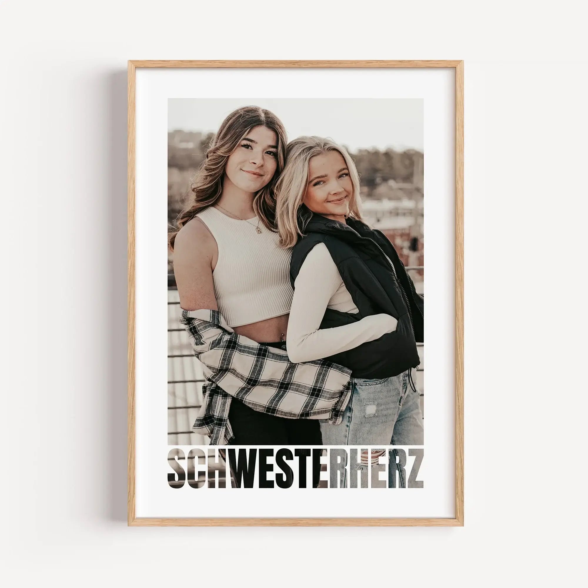 Schwesterherz Foto Poster-Personalisiertes Poster-famprints-Das Schwesterherz Foto Poster von famprints ist ein persönliches Geschenk für deine Schwester, das Erinnerungen sichtbar macht. Du gestaltest das Poster mit eurem Lieblingsfoto und schaffst damit