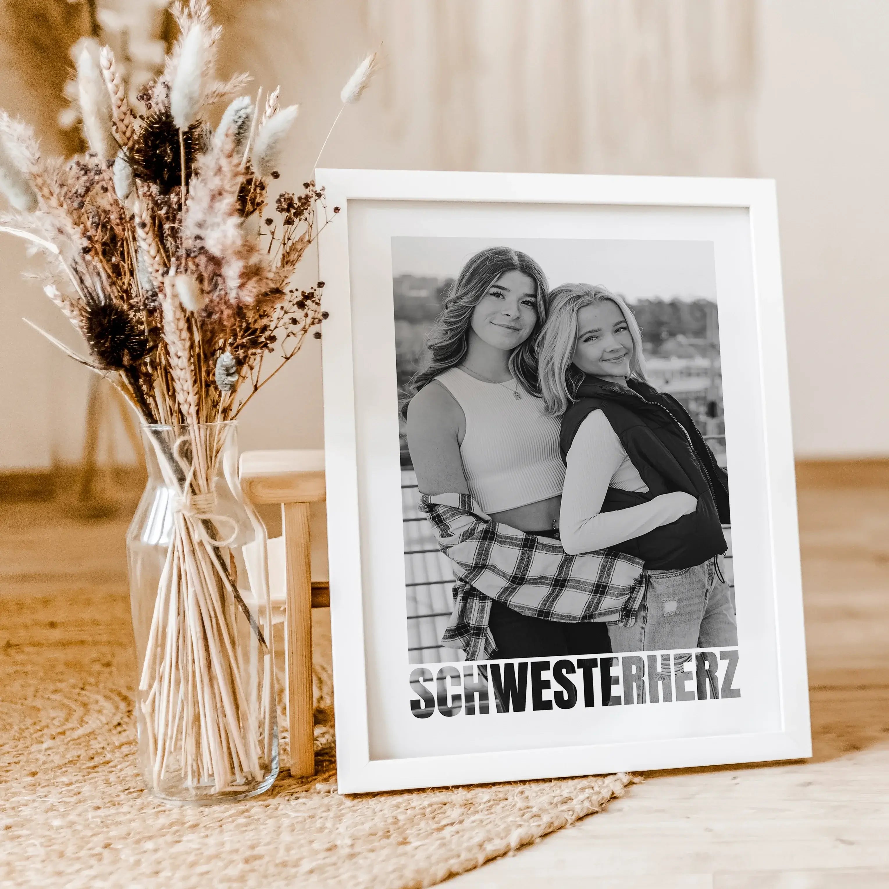 Schwesterherz Foto Poster - Personalisiertes Poster - famprints - Überrasche dein Schwesterherz mit unserem einzigartigen Schwesterherz Foto Poster – dem perfekten personalisierten Geschenk für deine Schwester! Dieses wunderschöne Poster kannst du mit ein