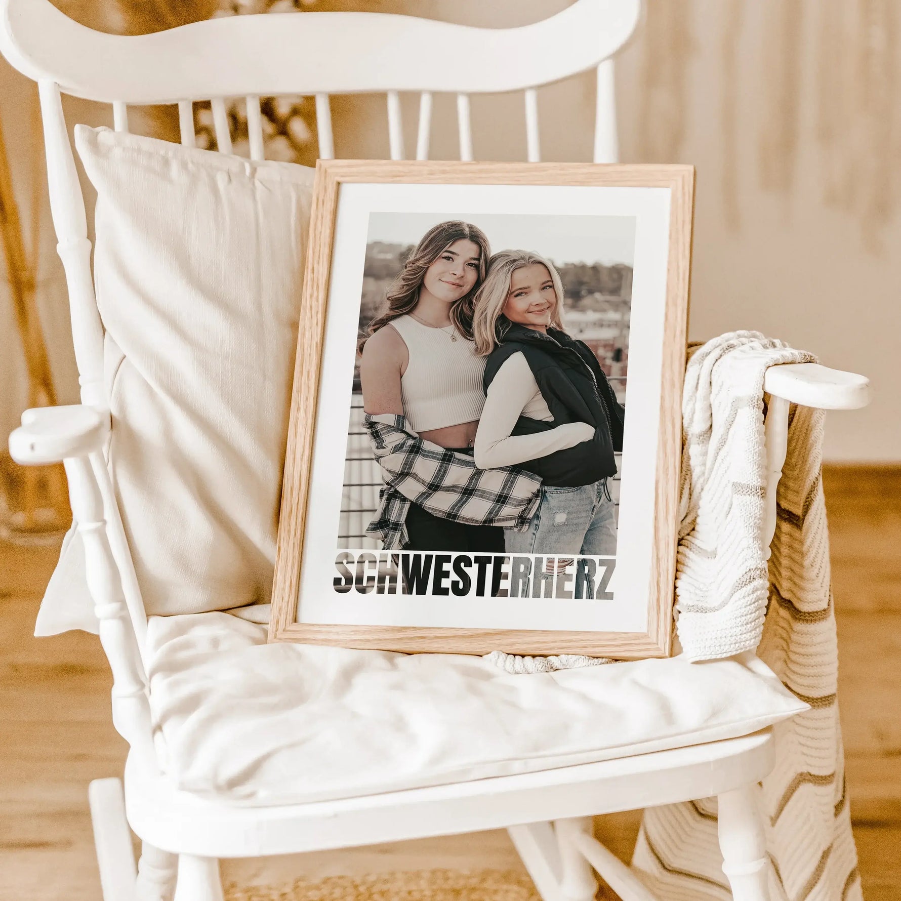 Schwesterherz Foto Poster - Personalisiertes Poster - famprints - Überrasche dein Schwesterherz mit unserem einzigartigen Schwesterherz Foto Poster – dem perfekten personalisierten Geschenk für deine Schwester! Dieses wunderschöne Poster kannst du mit ein